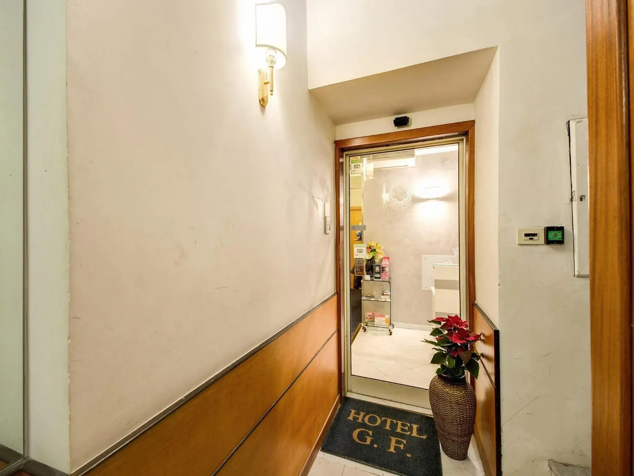 Facade/entrance, Bathroom in Hotel Giotto Flavia