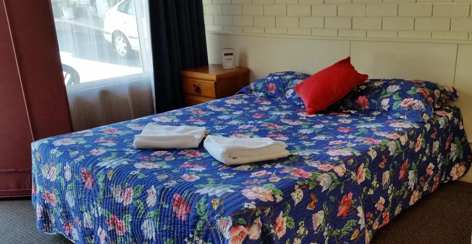 Bed in Mayfield Motel