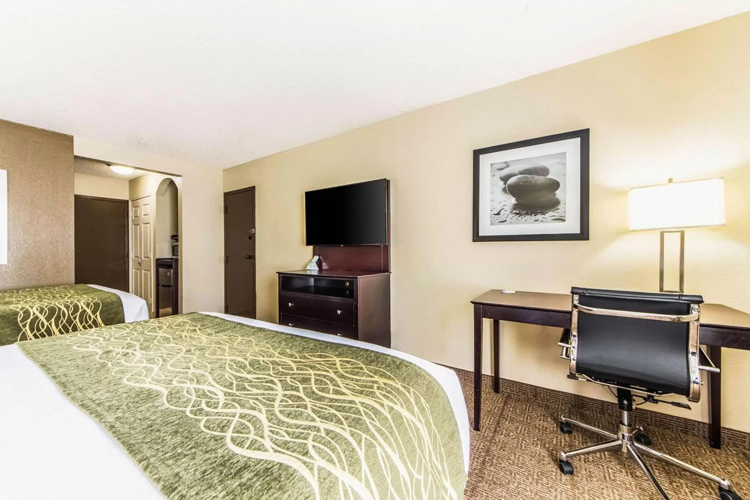 Photo of the whole room, TV/Entertainment Center in Comfort Inn Dallas Park Central