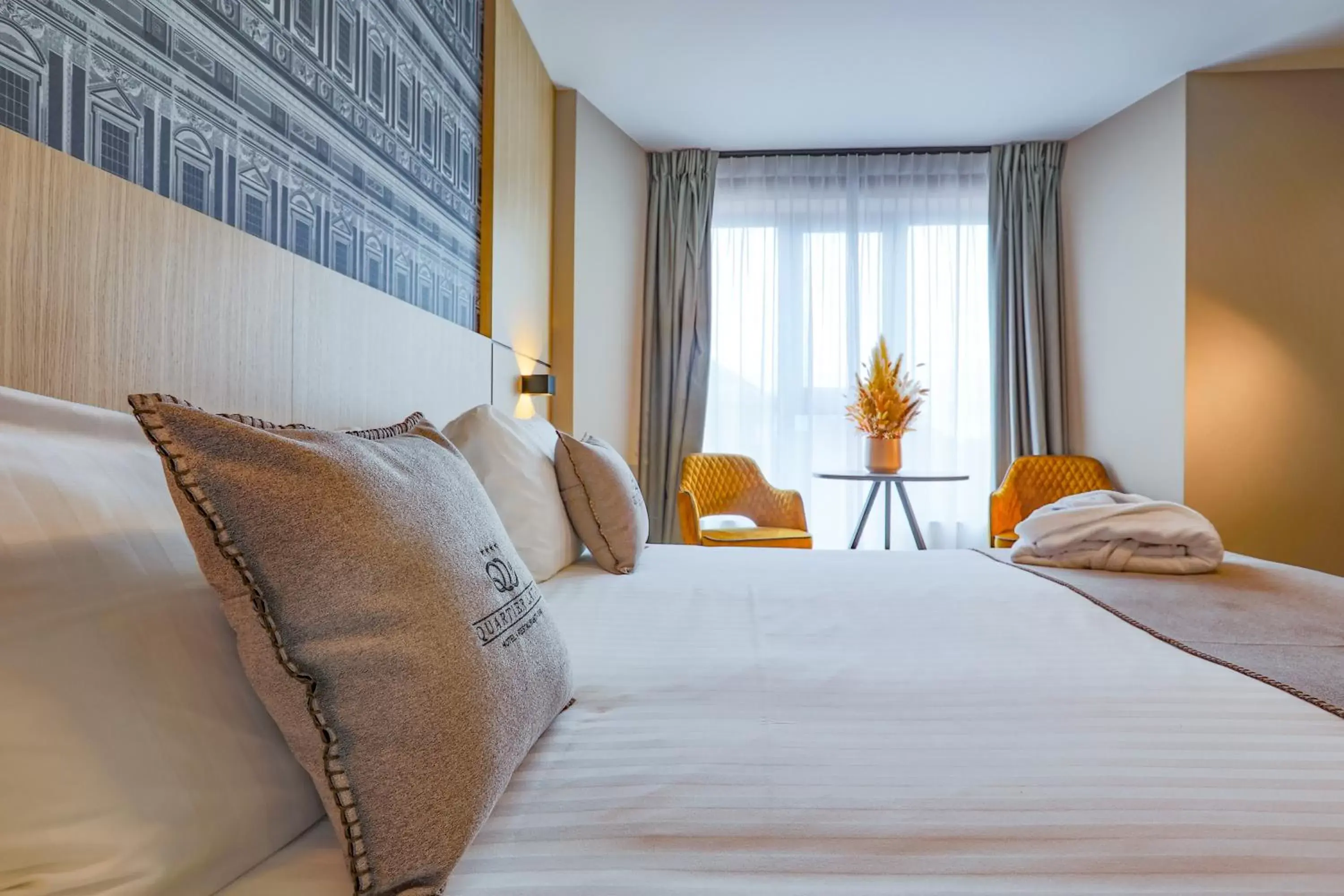 Property building, Bed in Hotel Quartier Latin