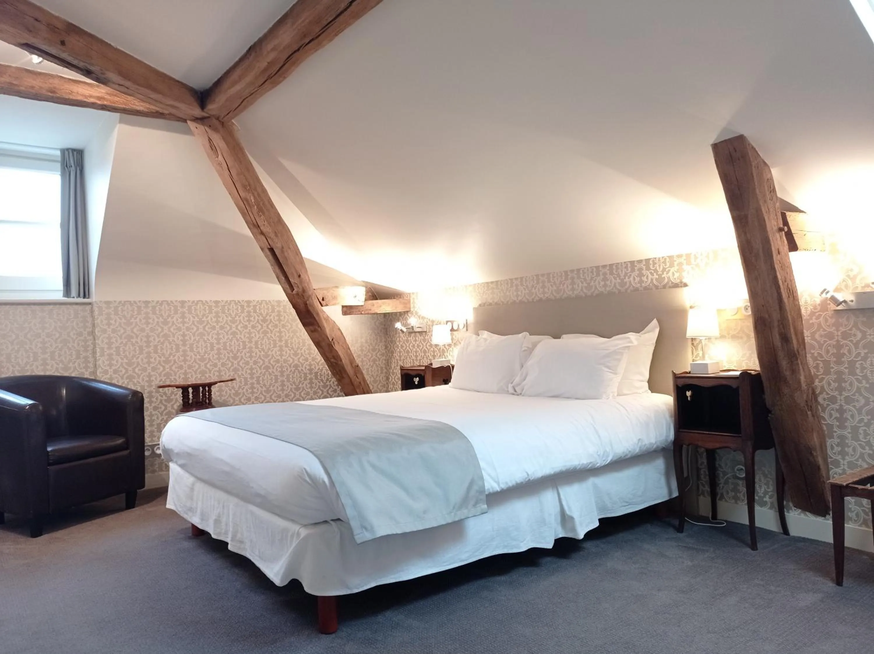 Bedroom, Bed in Hôtel Grand Monarque