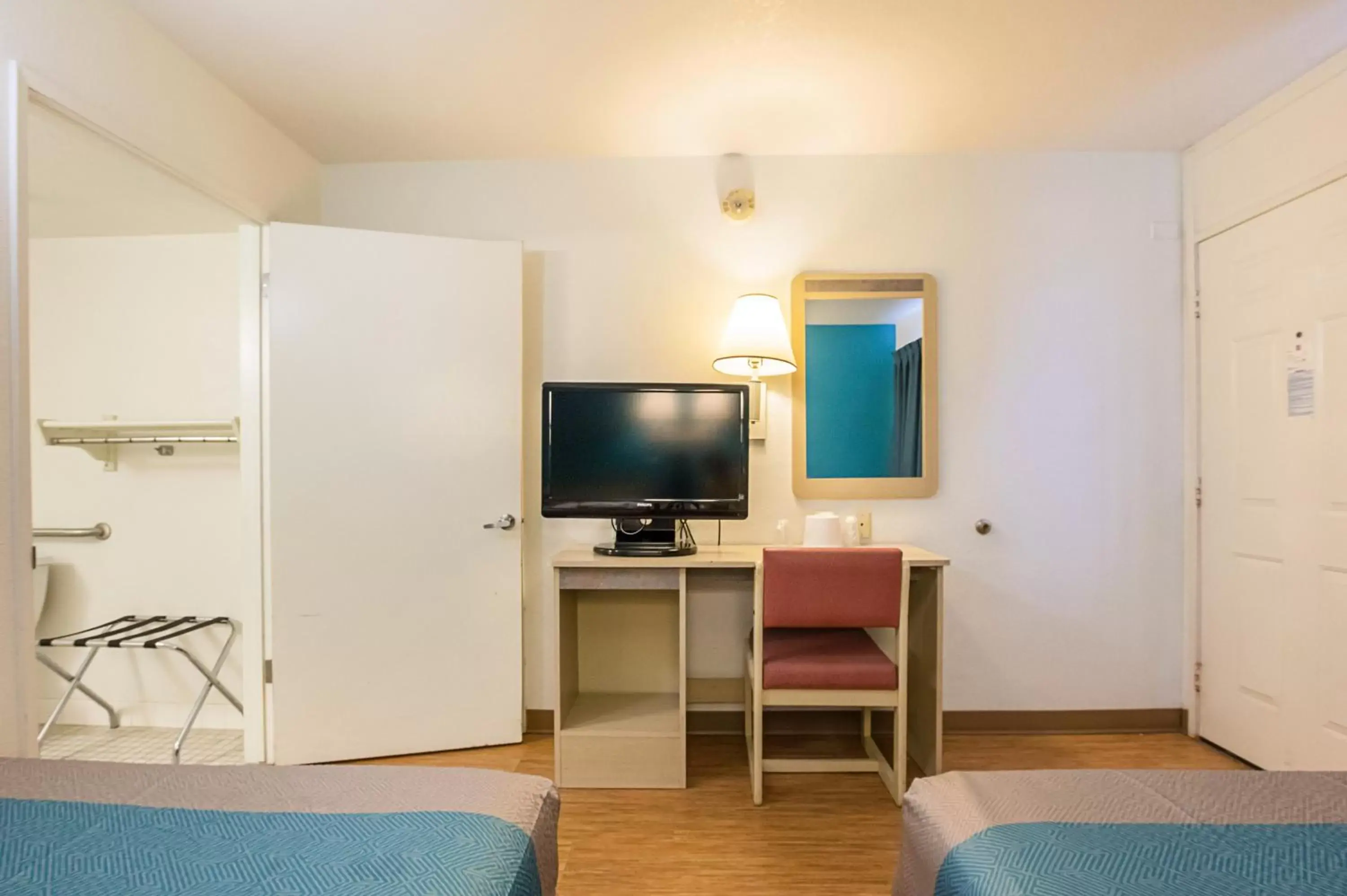 Bedroom, TV/Entertainment Center in Motel 6-Rochester, MN