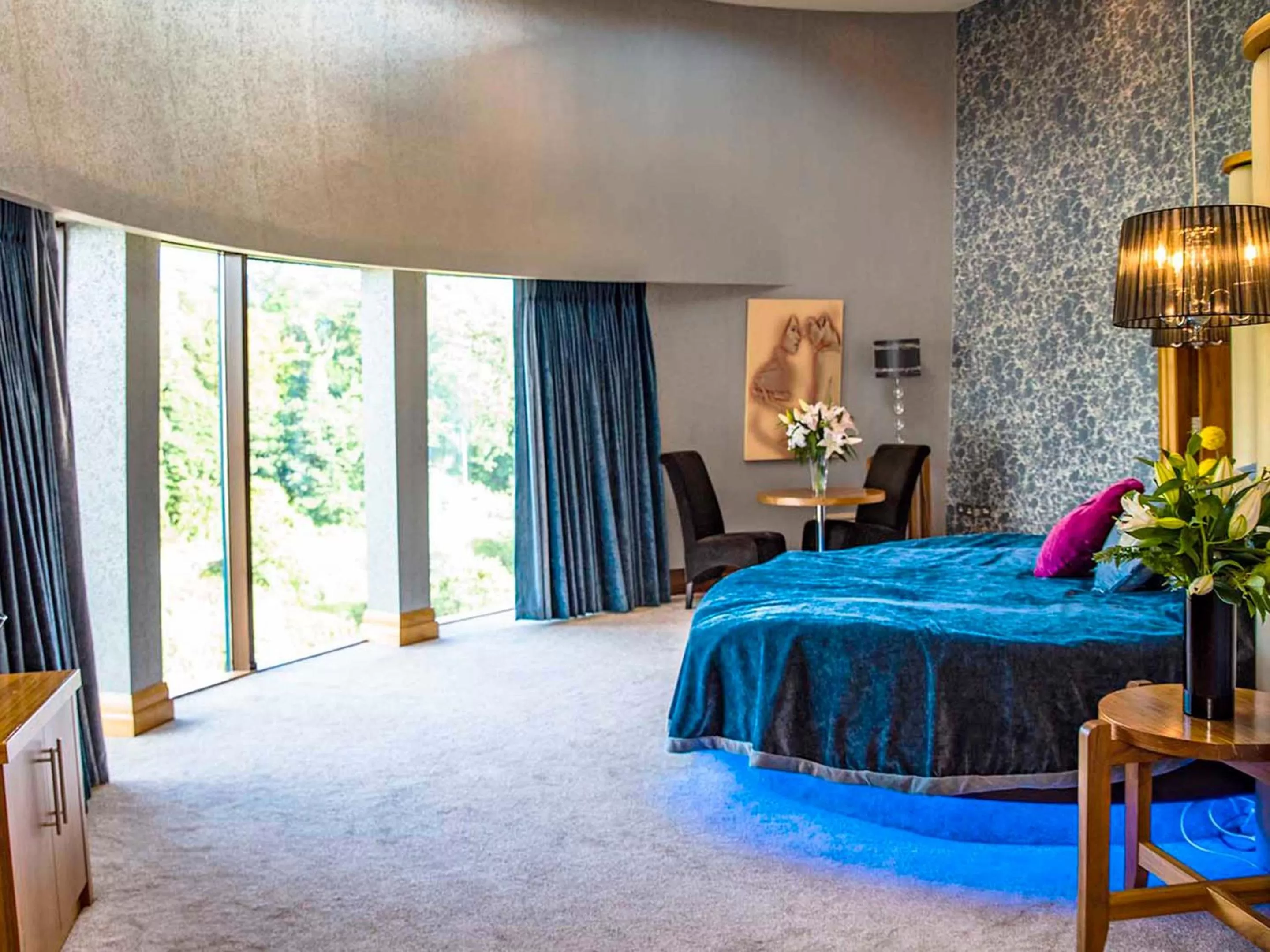 Bedroom, Bed in Riverside Park Hotel