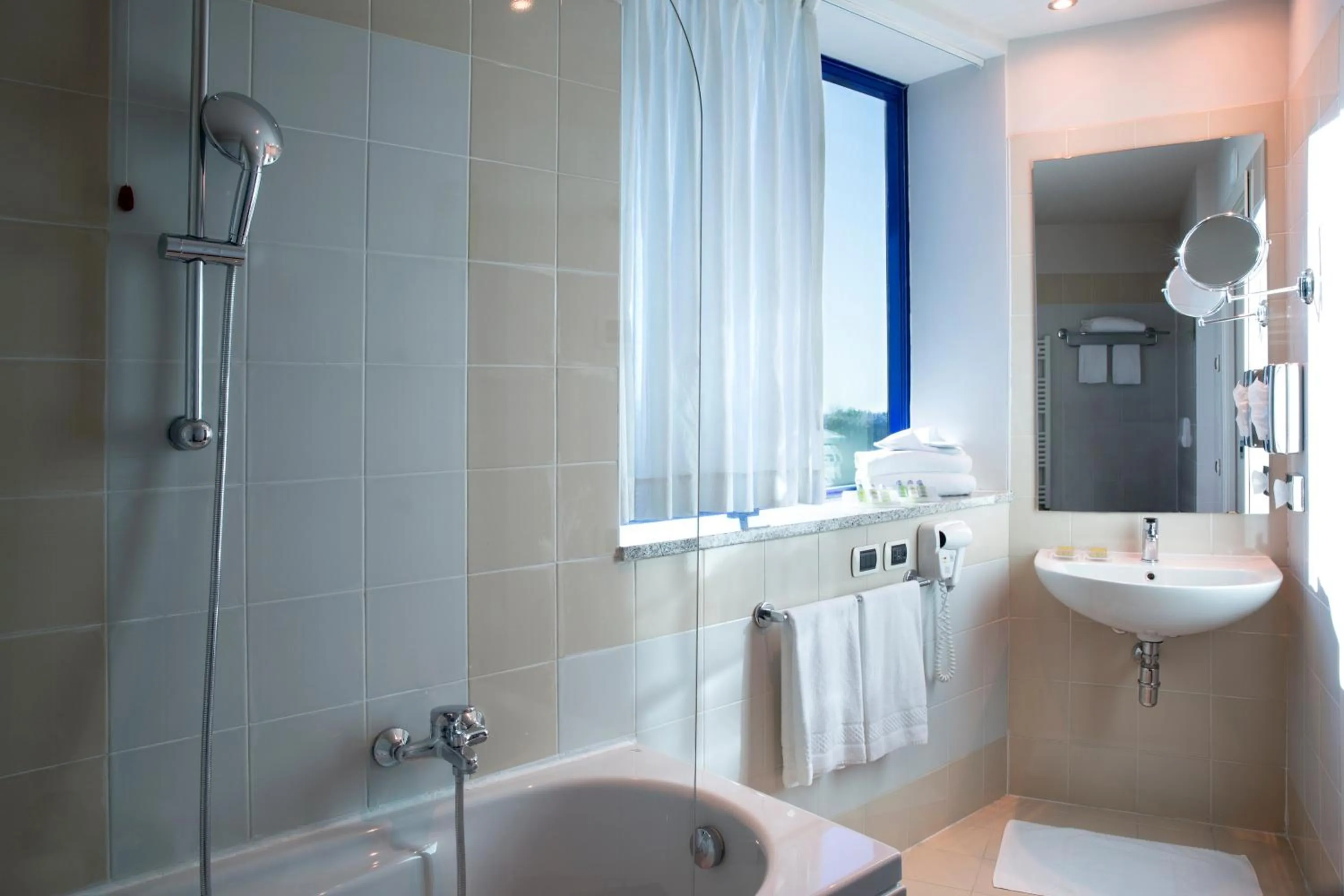 Bathroom in Zeus Essence Dolce by Wyndham Milan Malpensa