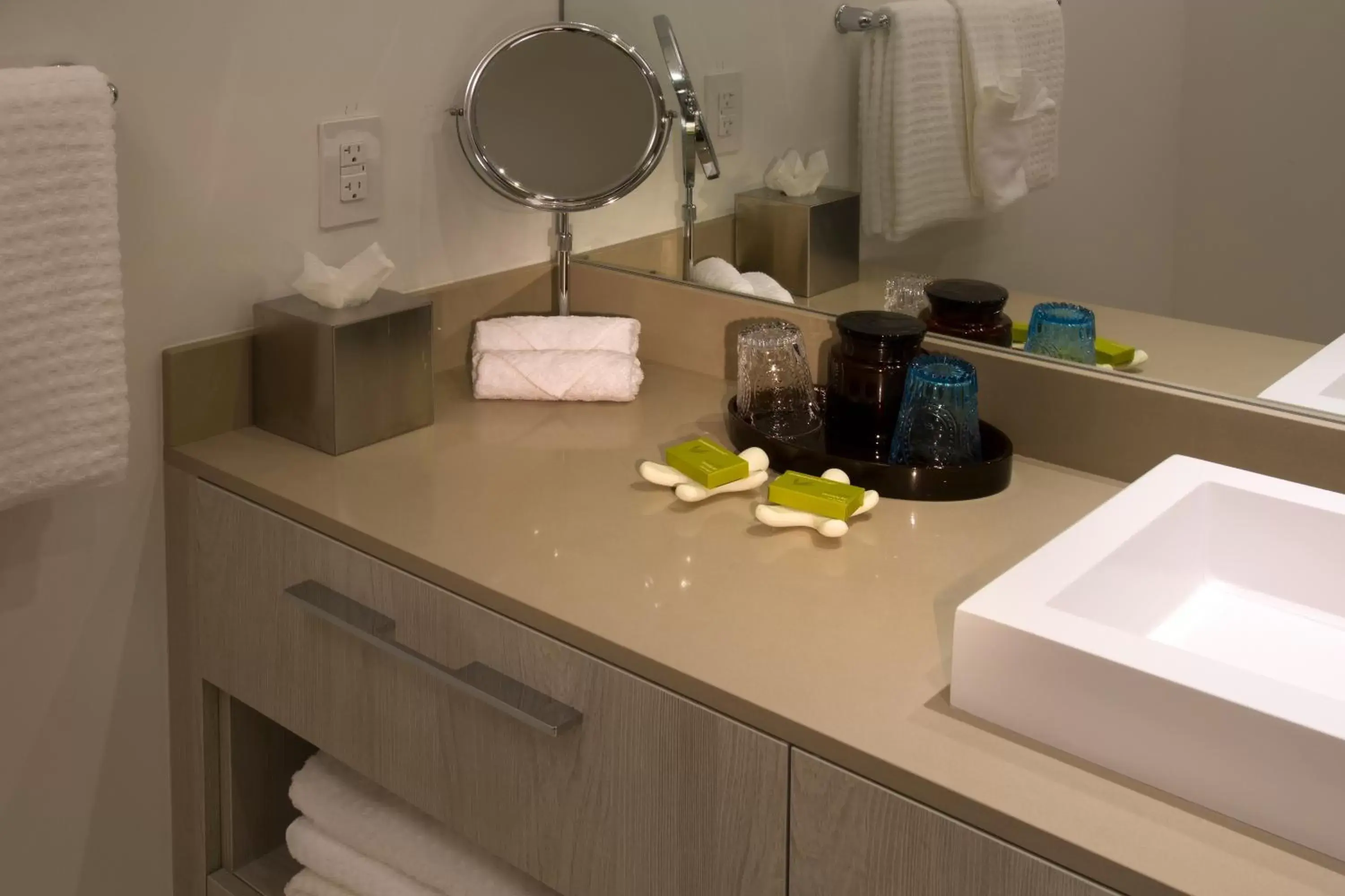Bathroom, Kitchen/Kitchenette in Hyde Resort & Residences