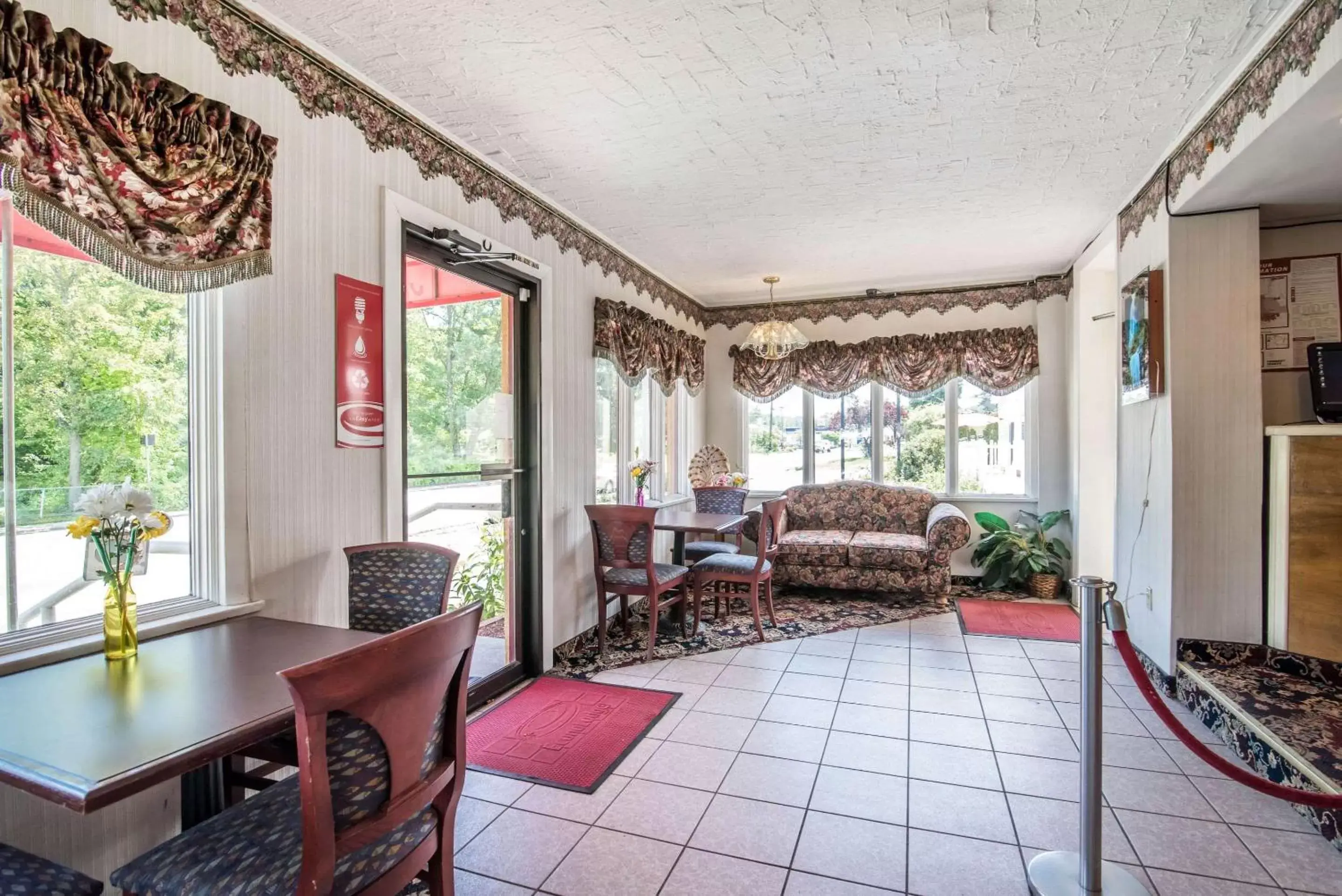 Lobby or reception, Seating Area in Econo Lodge Brattleboro