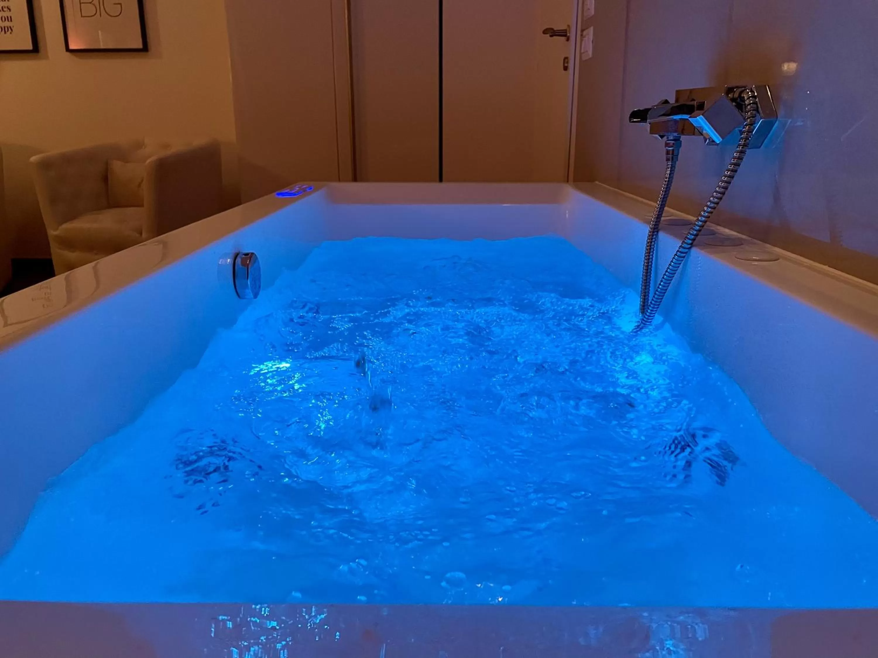 Hot Tub in Le Coq Suites