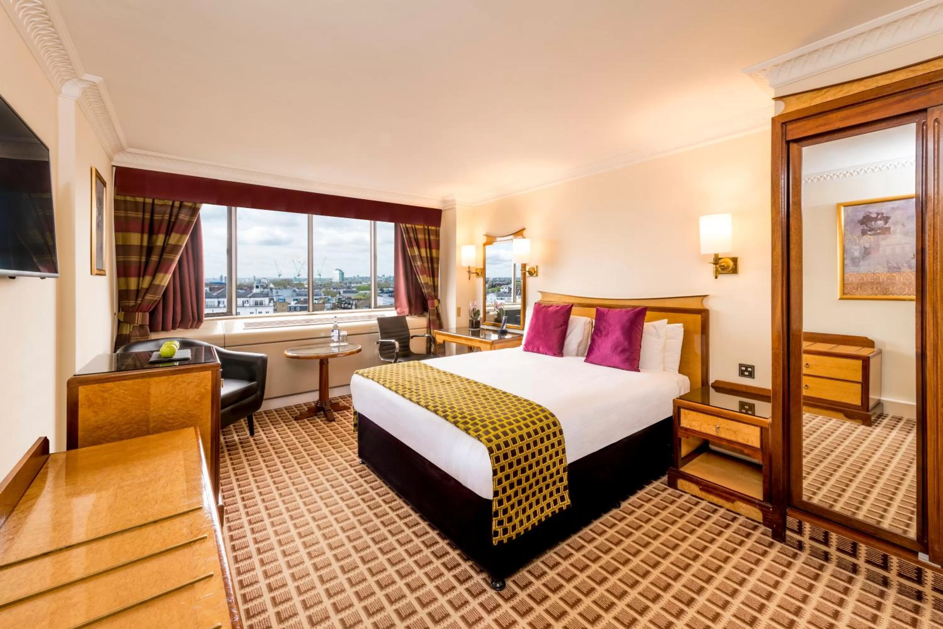 Bedroom, Bed in Copthorne Tara Hotel London Kensington