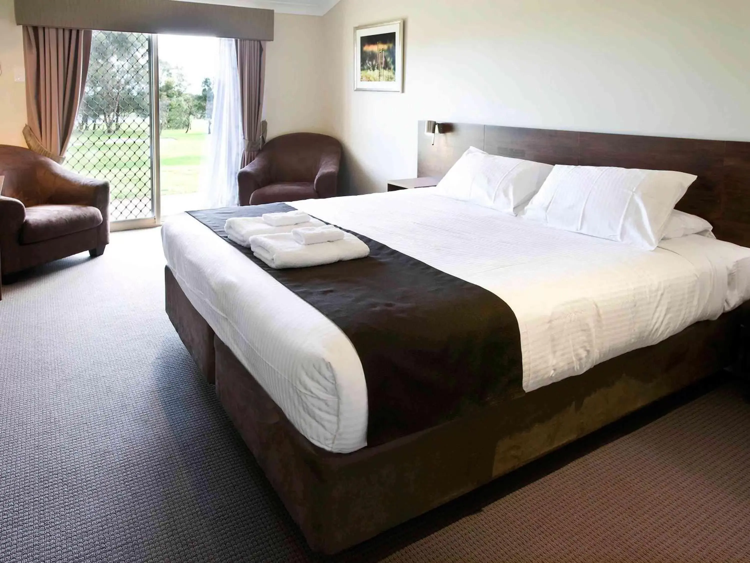 Photo of the whole room, Bed in Mercure Bunbury Sanctuary Golf Resort