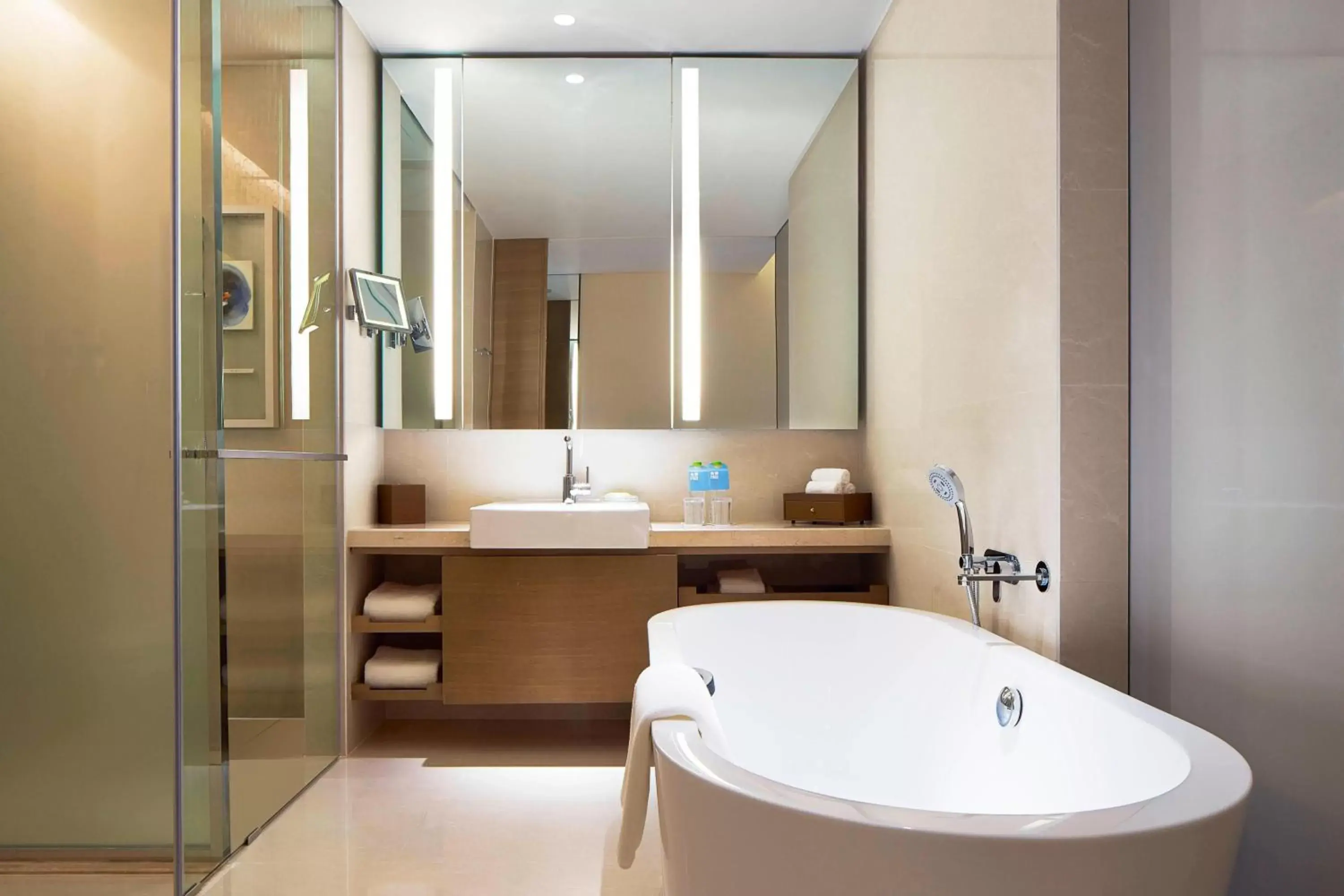 Photo of the whole room, Bathroom in Four Points By Sheraton Guilin Lingui