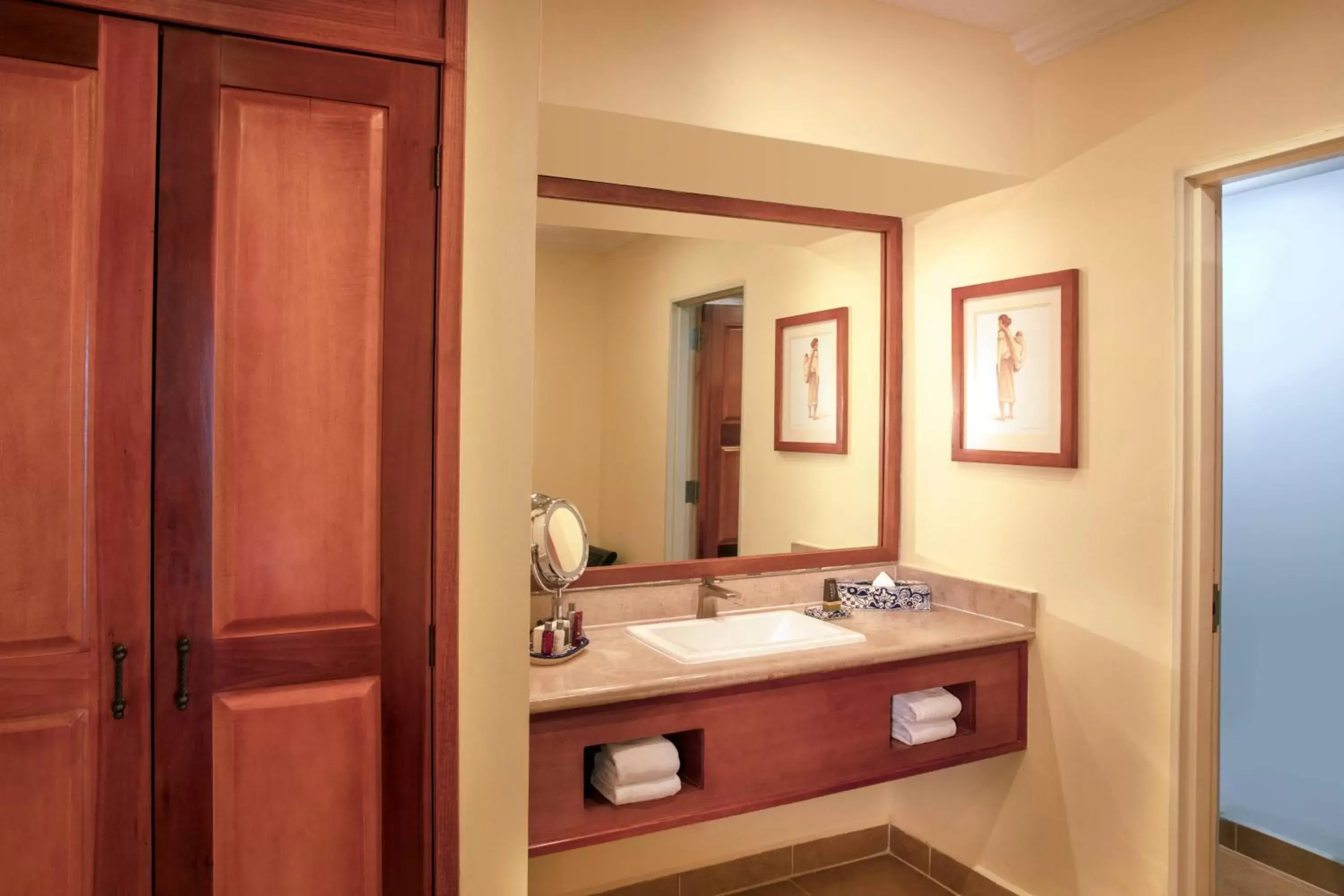 Photo of the whole room, Bathroom in Ixtapan de la Sal Marriott Hotel & Spa