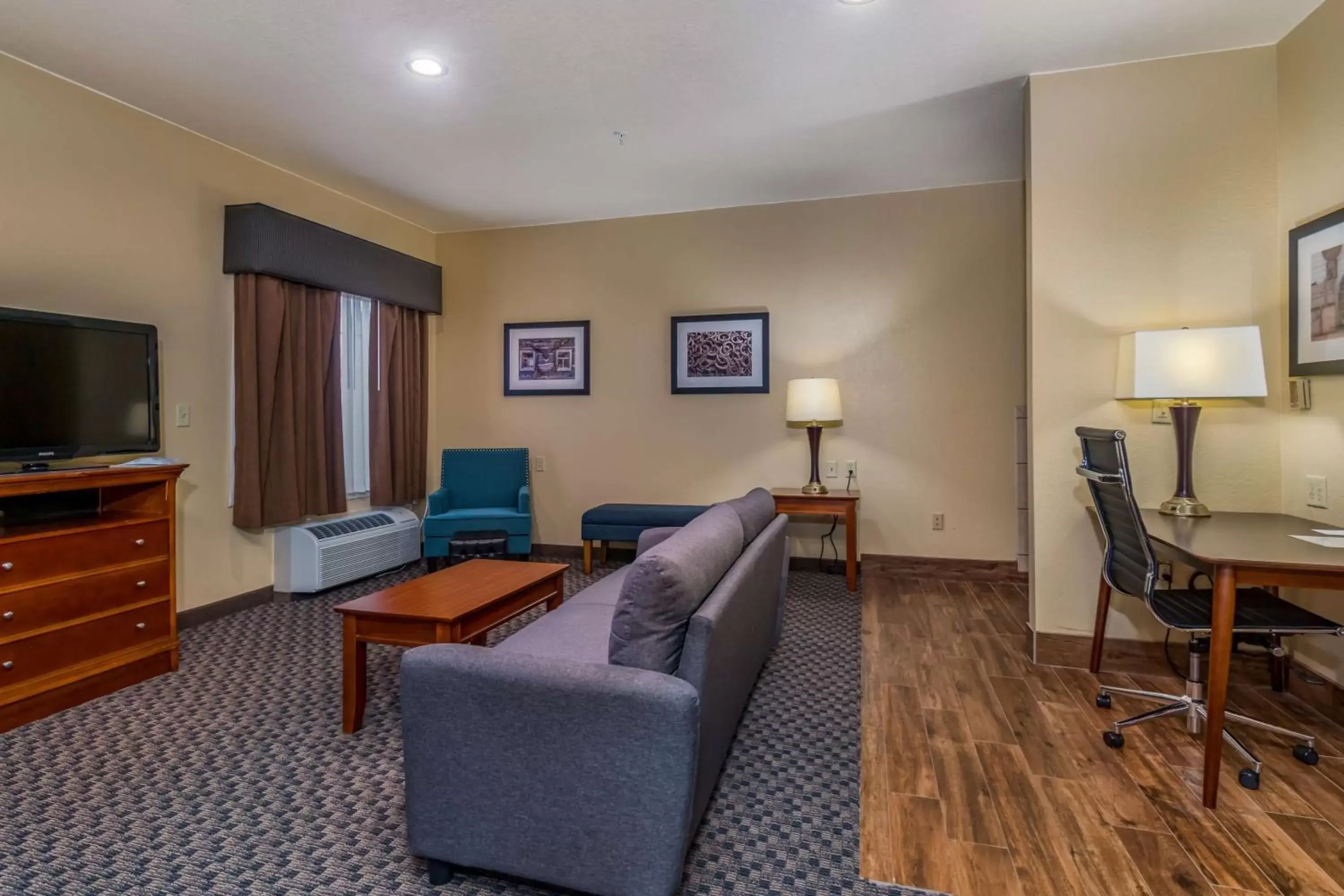 Photo of the whole room, Seating Area in Best Western Plus Shamrock Inn & Suites