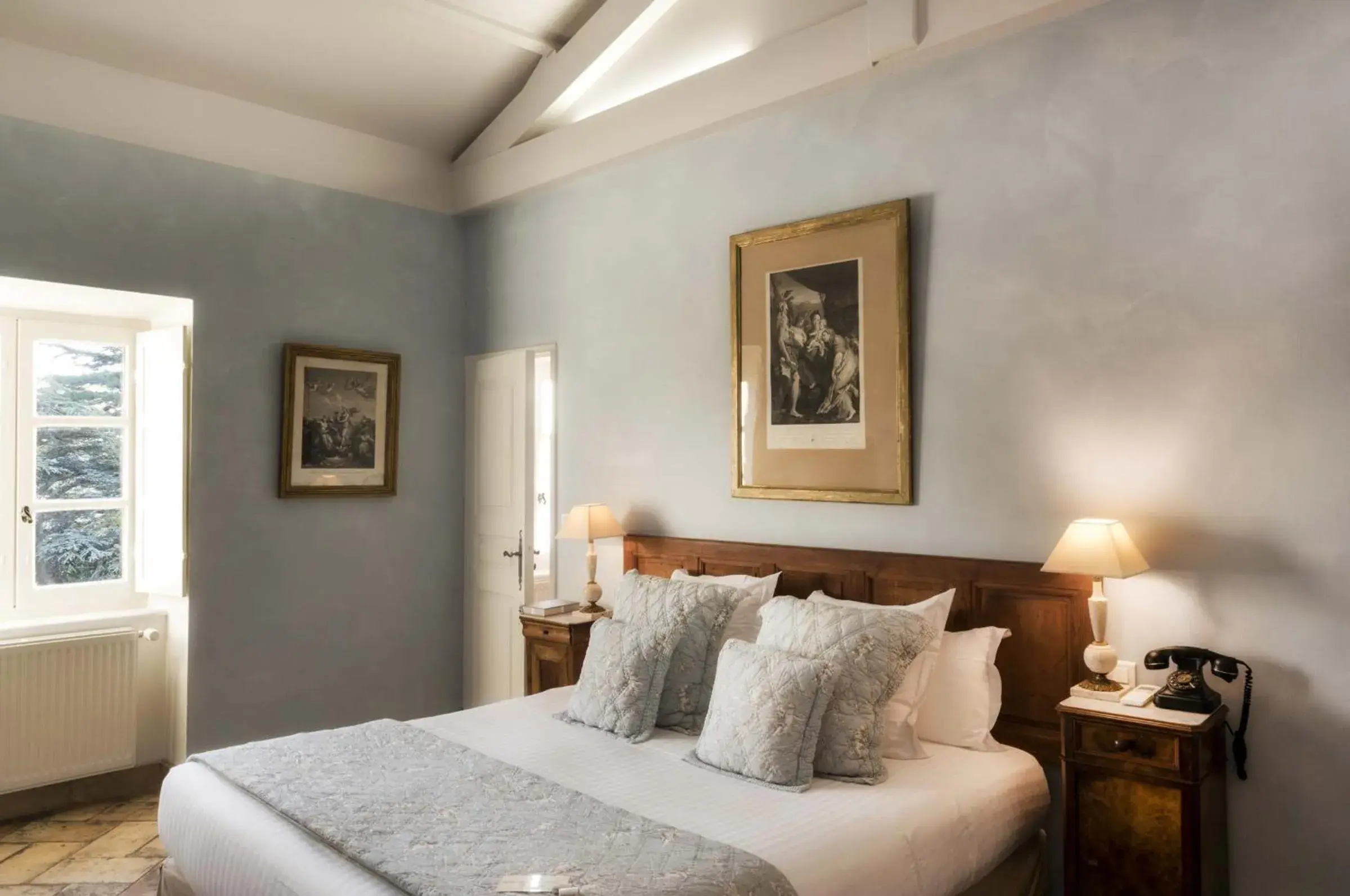 Photo of the whole room, Bed in Le Clair de la Plume - Les Collectionneurs