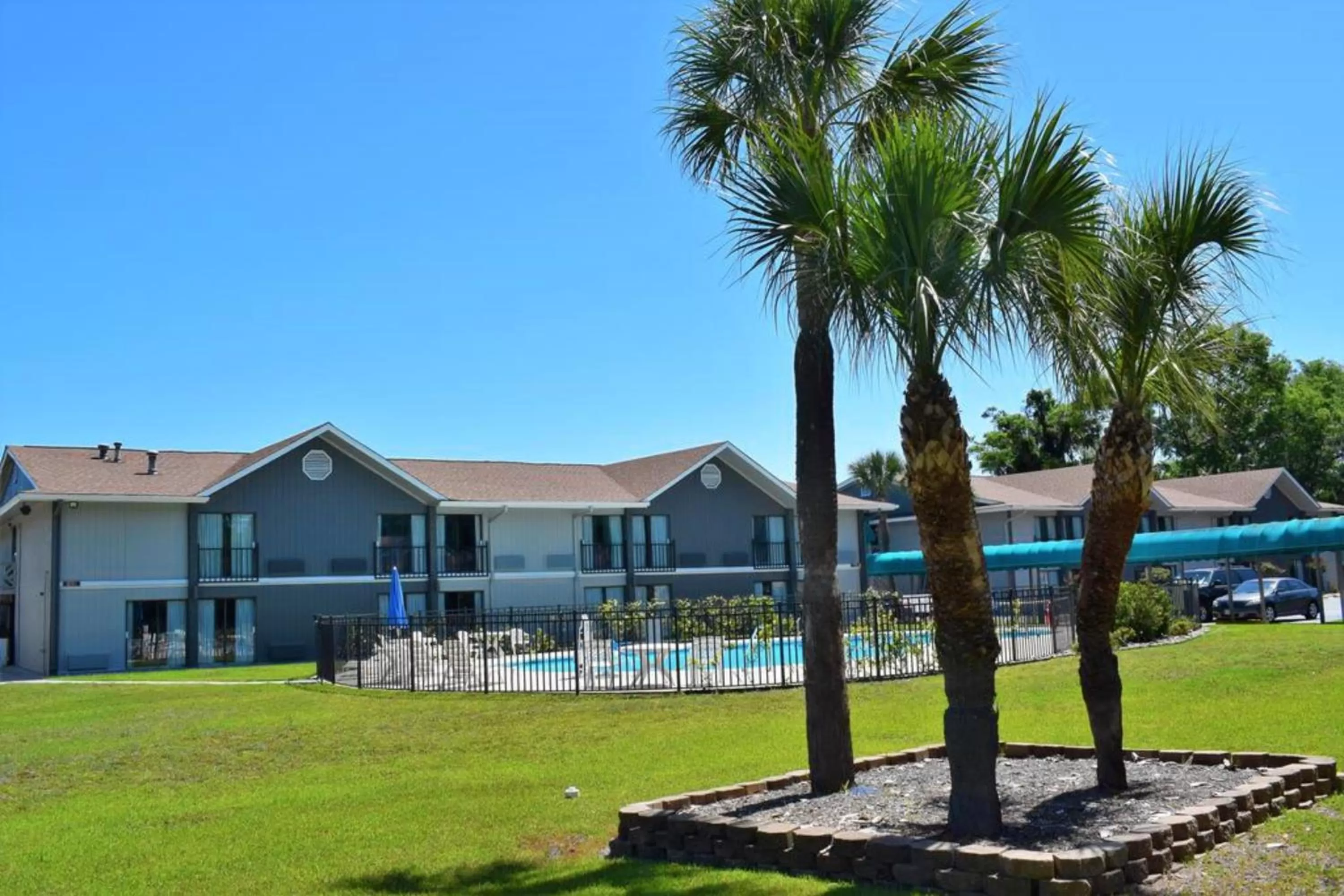 Garden in Howard Johnson by Wyndham Beaufort/Parris Island