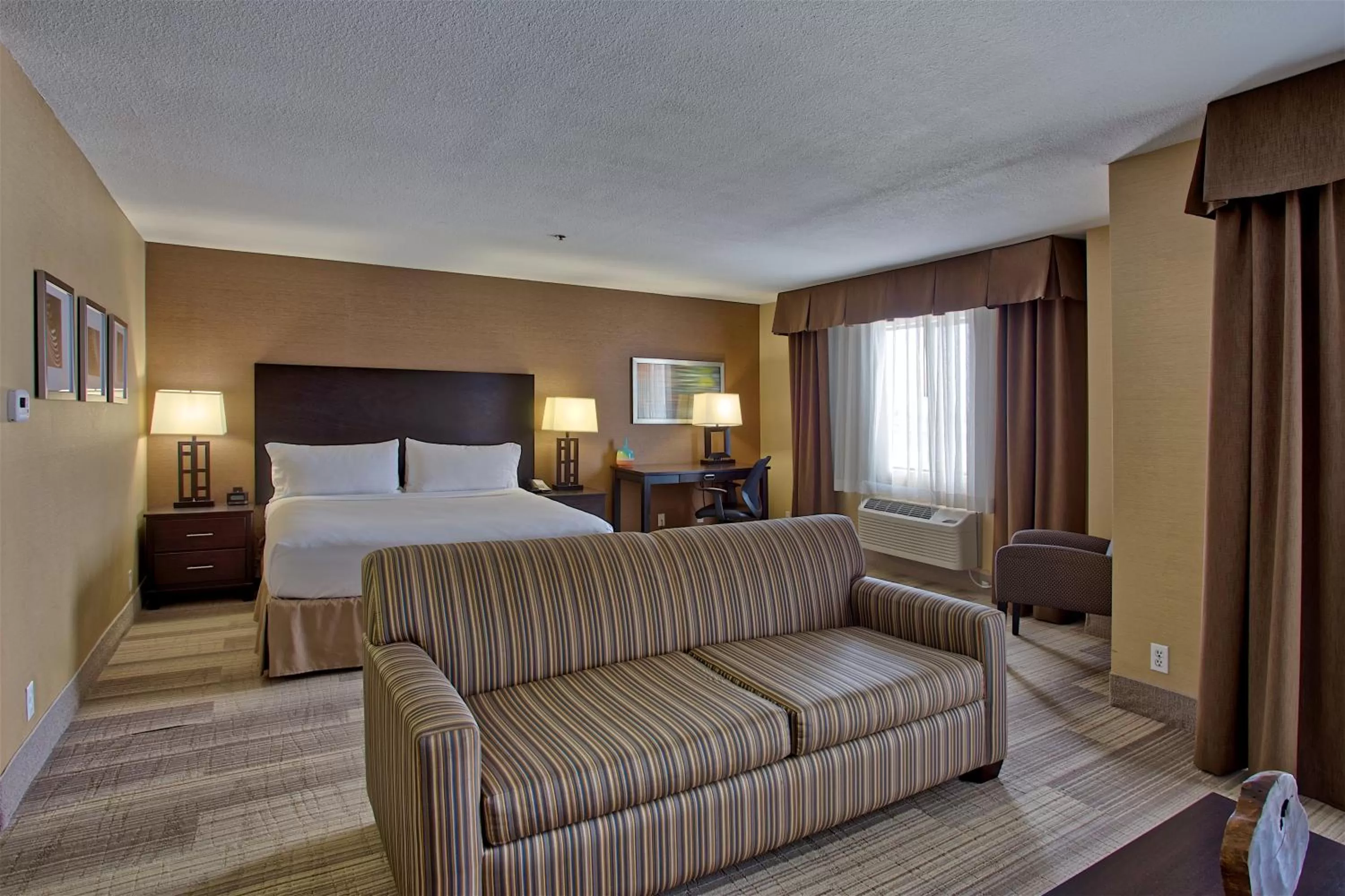 King Suite - Non-Smoking in Hampton Inn by Hilton Costa Mesa Newport Beach