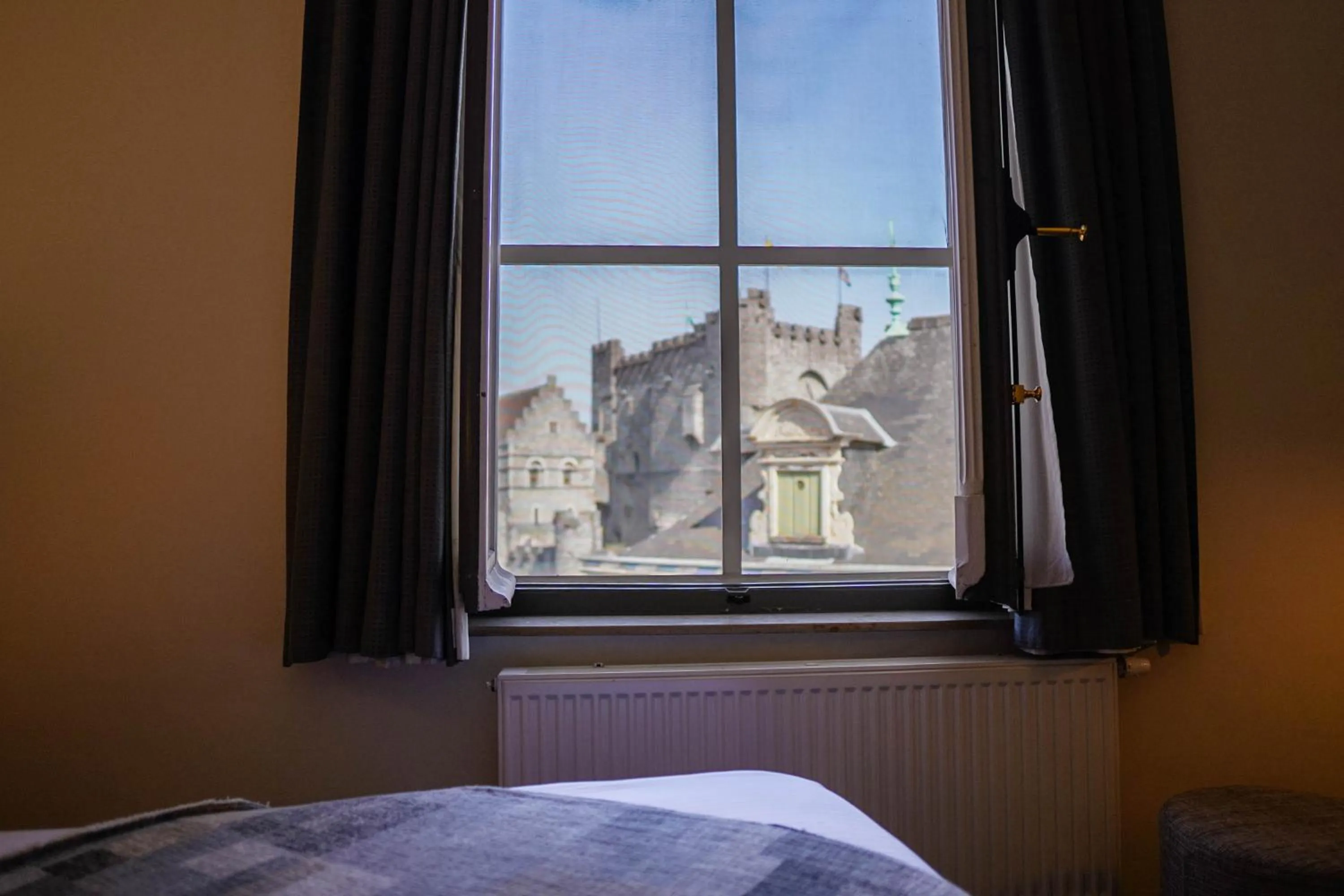 Landmark view, Bed in Hotel Gravensteen