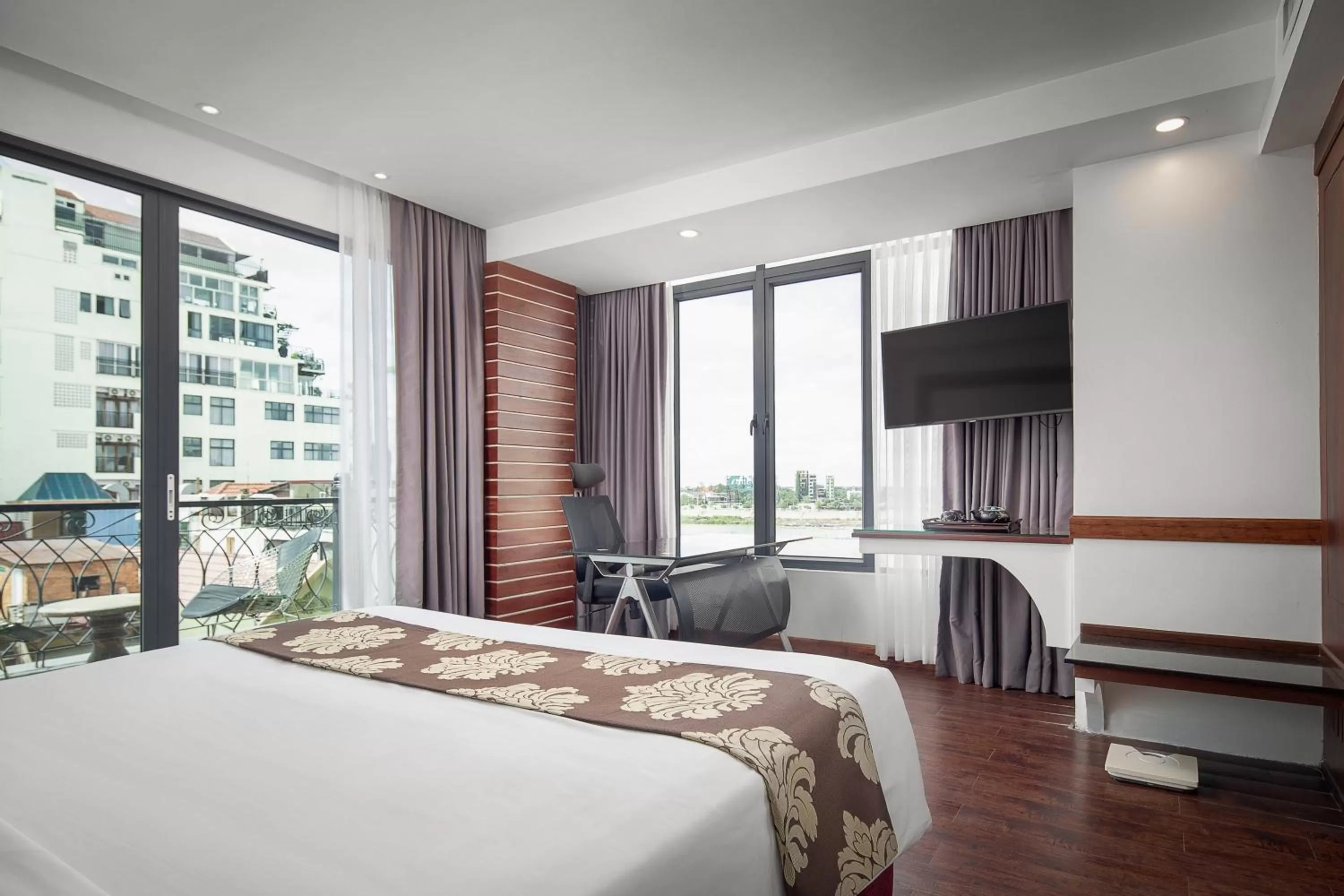 Bed in Ohana Phnom Penh Palace Hotel