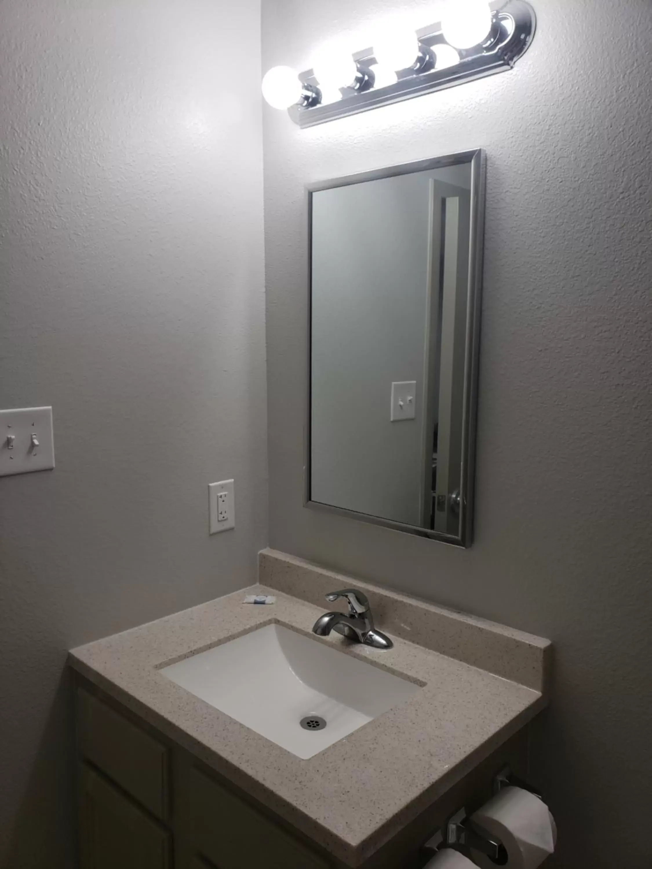 Bathroom in Budget Inn & Suites Baton Rouge