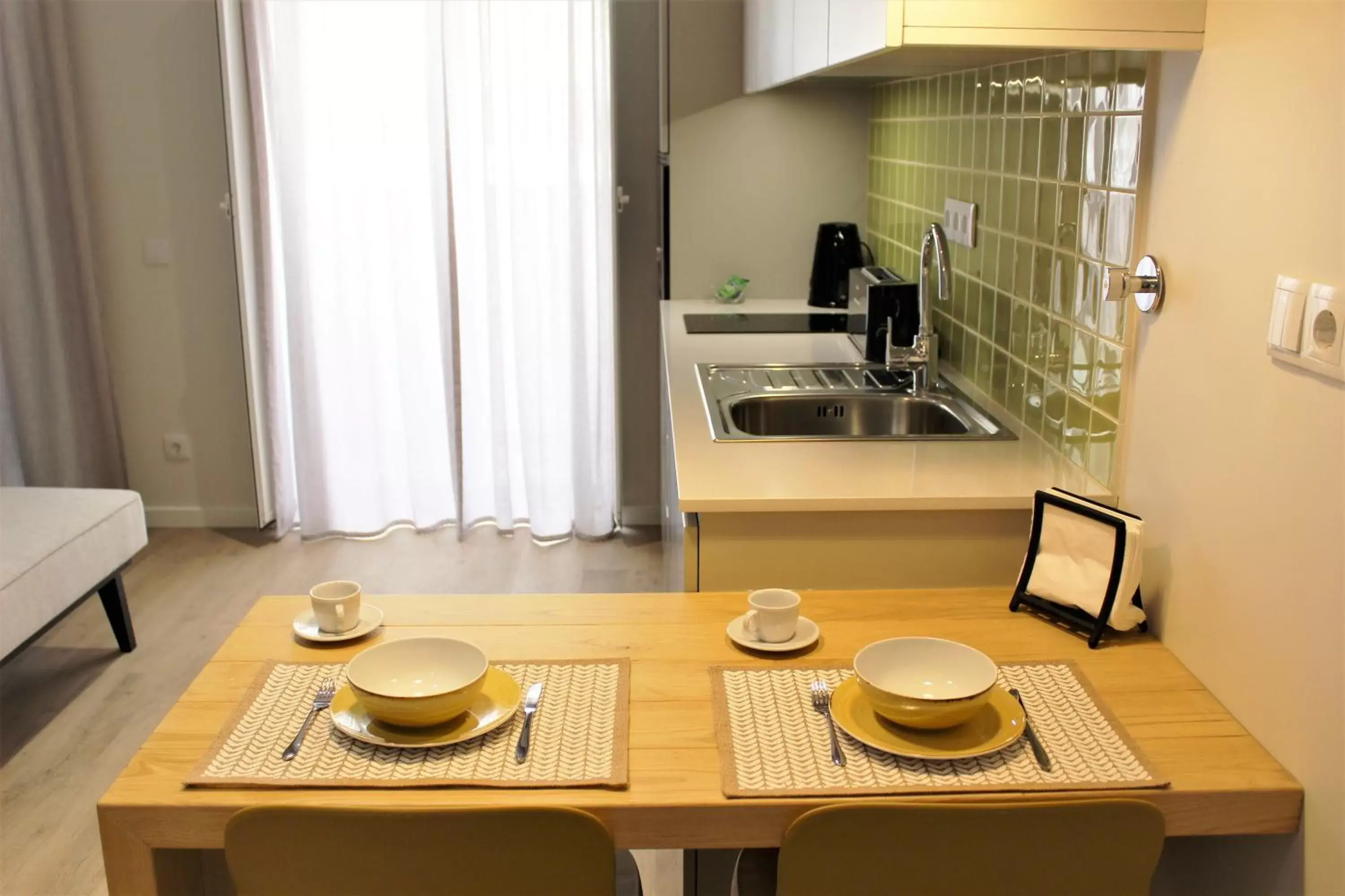 Coffee/tea facilities, Kitchen/Kitchenette in Cardeal Suites & Apartments