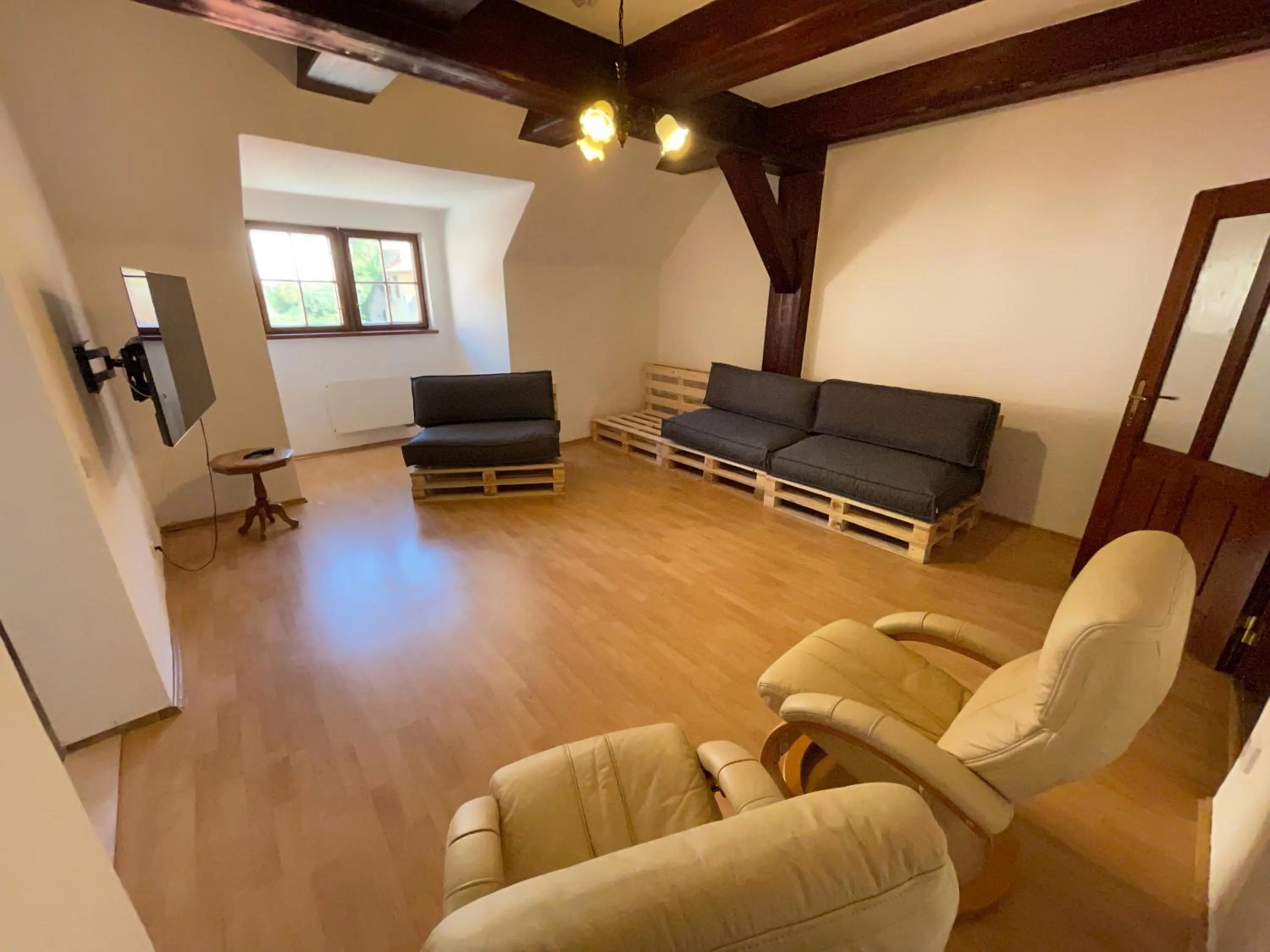 Communal lounge/ TV room in Hostel Little Quarter