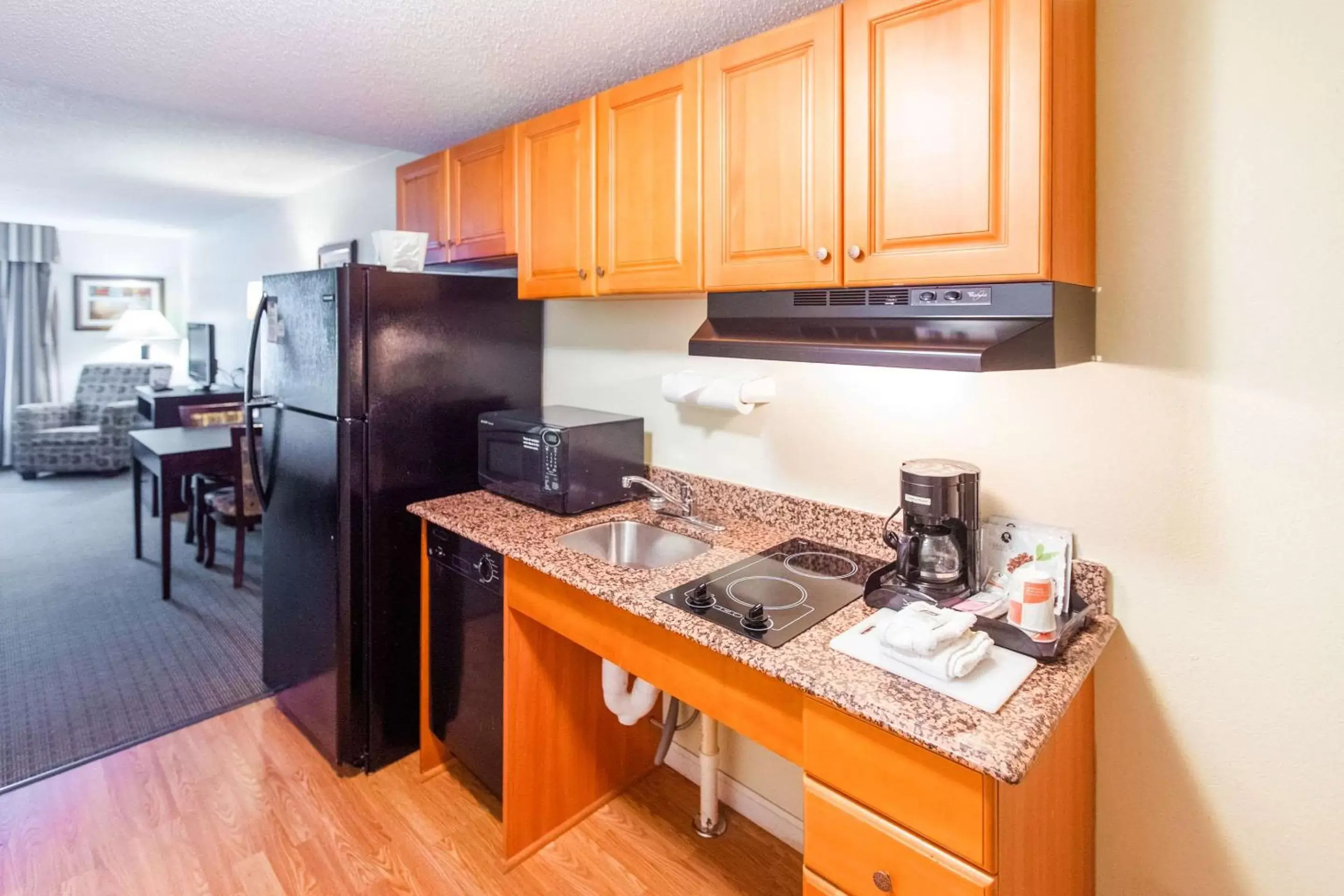 Bedroom, Kitchen/Kitchenette in MainStay Suites Knoxville North I-75