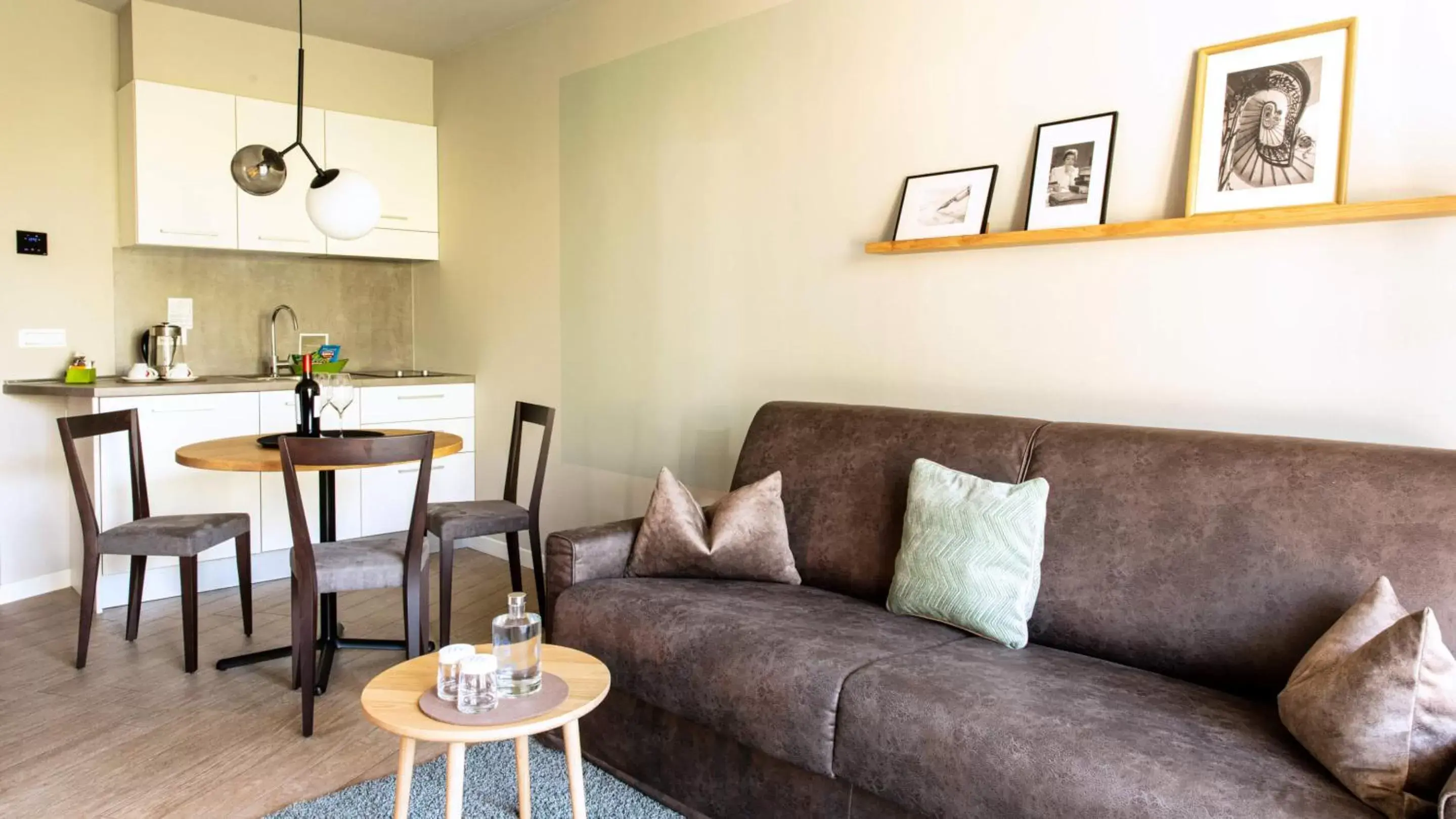 Kitchen or kitchenette, Seating Area in City Hotel Merano