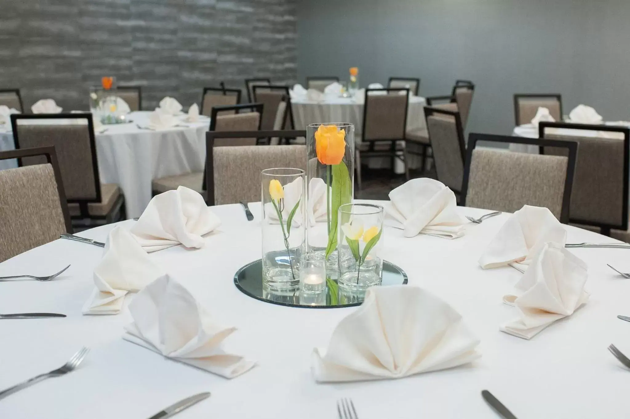 Banquet/Function facilities, Restaurant/Places to Eat in Crowne Plaza Edison, an IHG Hotel