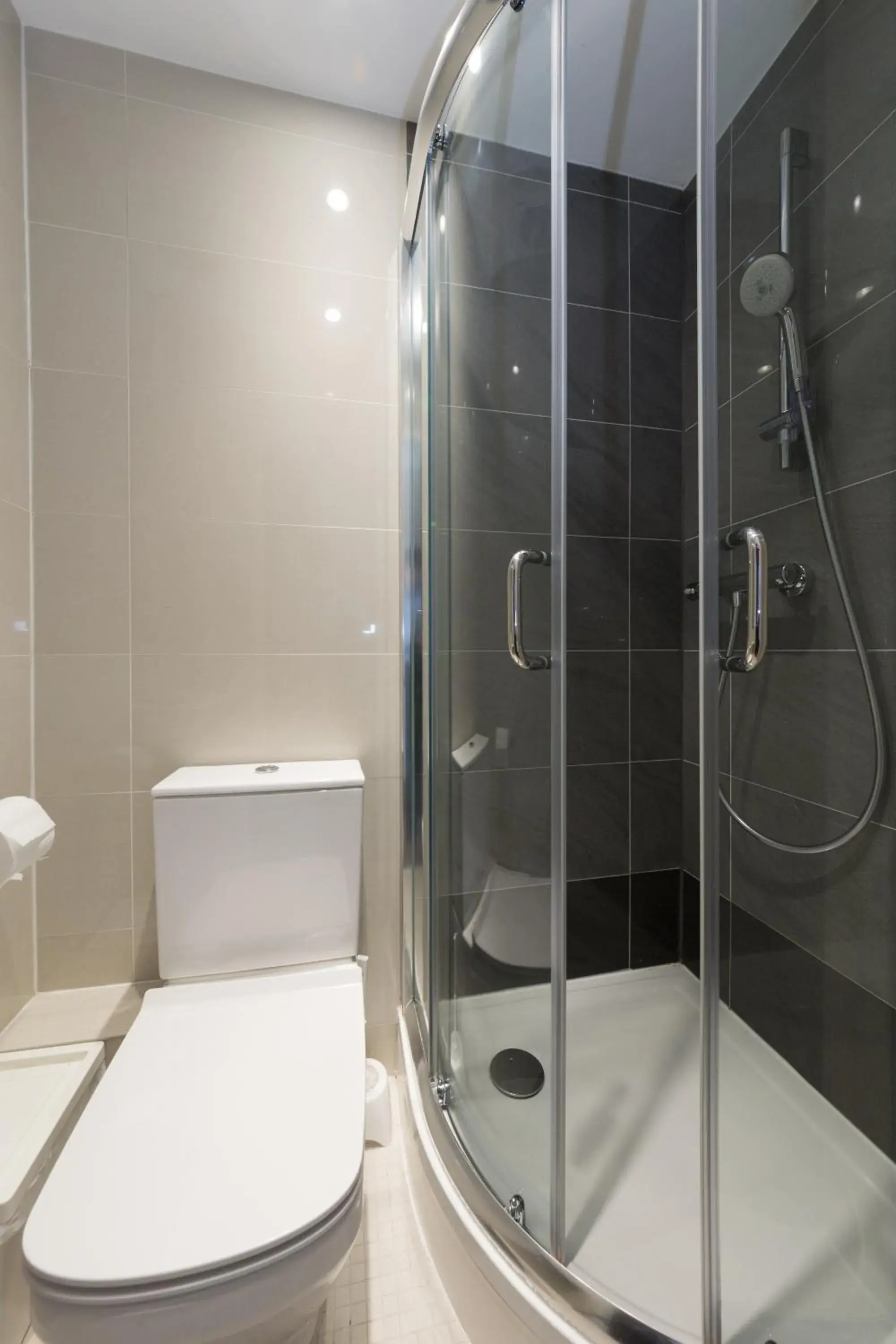 Shower, Bathroom in Chester Hotel