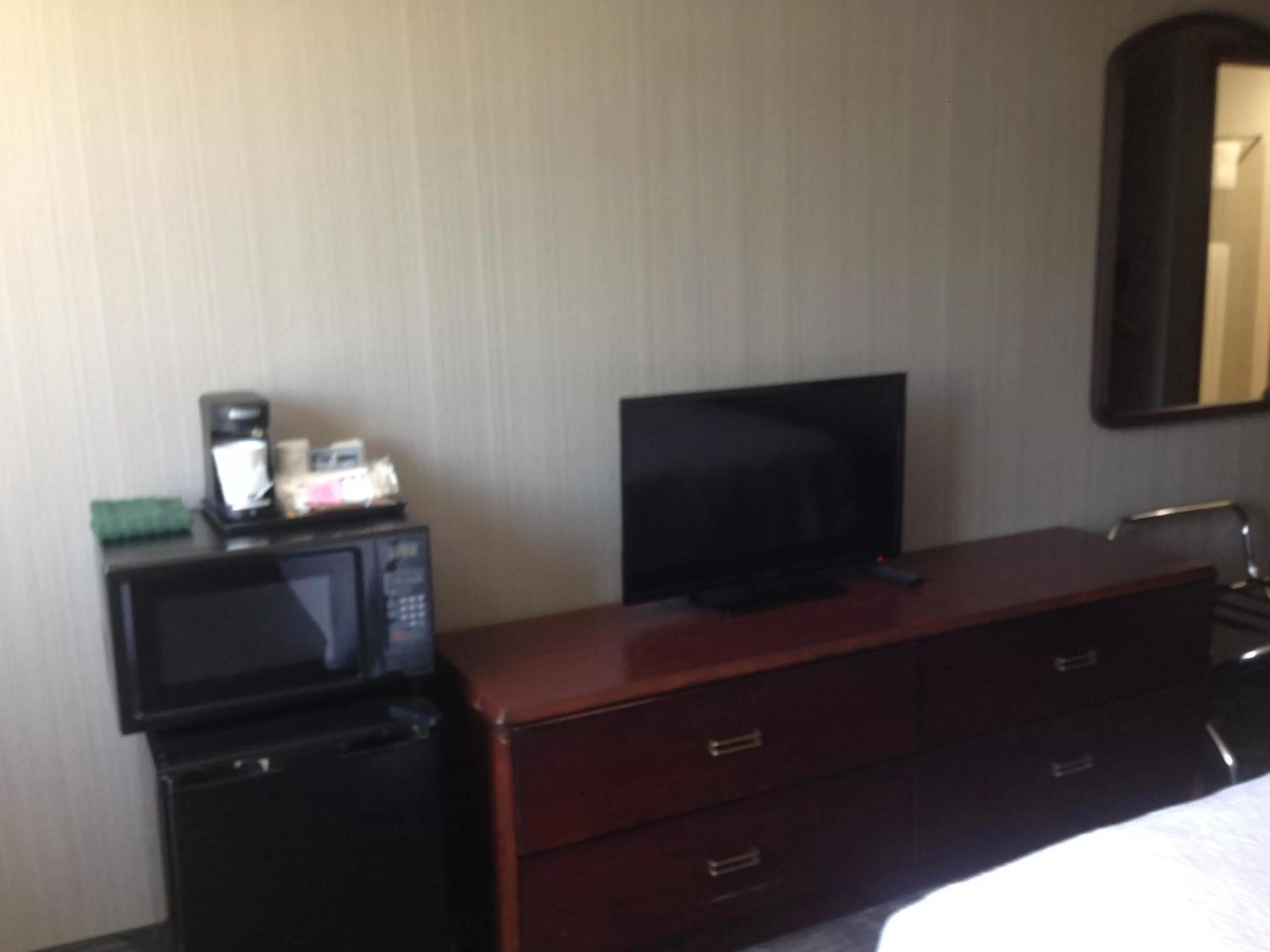 Communal lounge/ TV room, Bed in Country Inn & Suites by Radisson, Delta Park North Portland