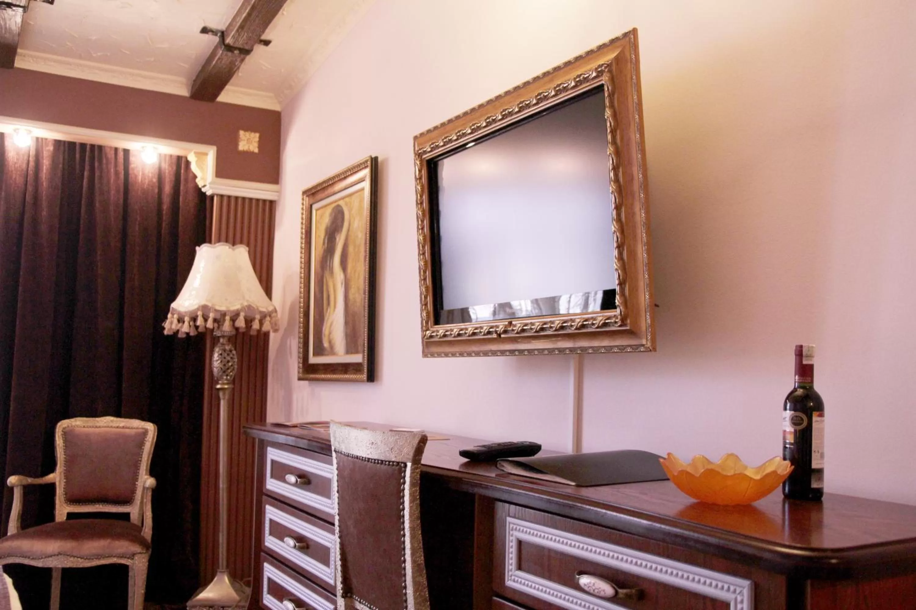 TV and multimedia in Hotel Villa Fernando Tirana