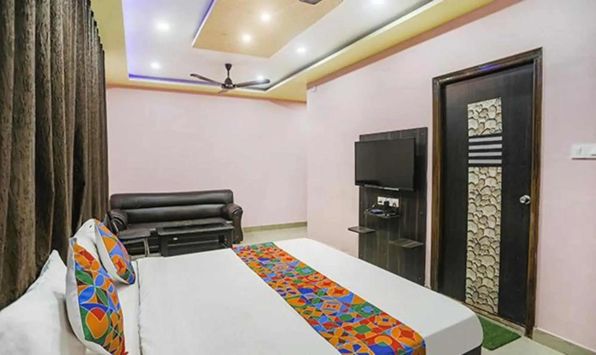 Bed, TV/Entertainment Center in FabExpress Banarasi Kothi