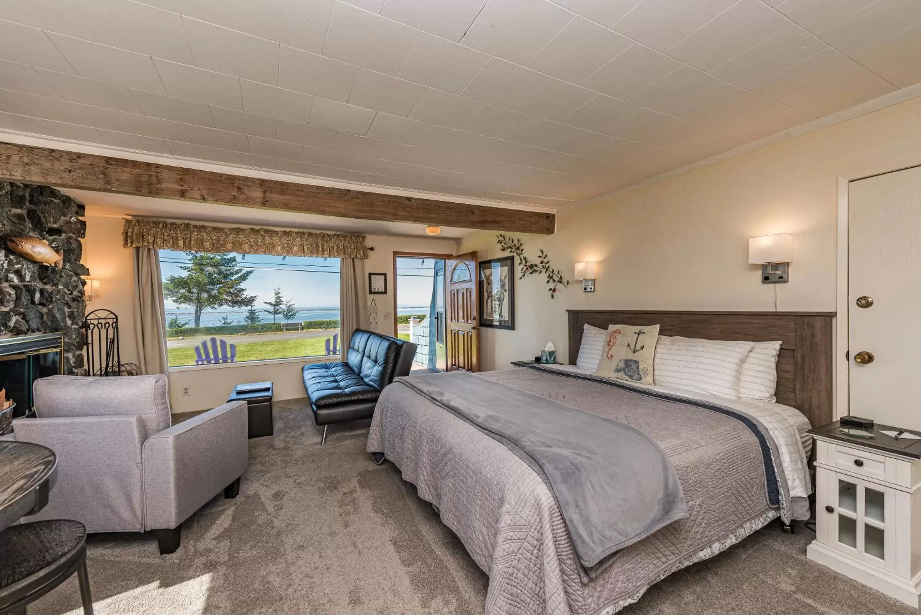 Living room in Juan de Fuca Cottages