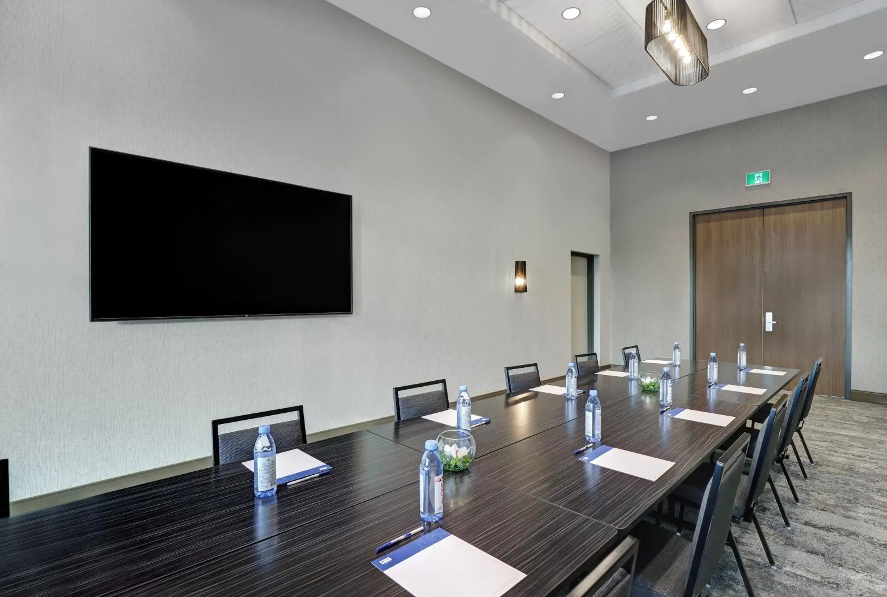 Meeting/conference room in Holiday Inn Express - Kingston West, an IHG Hotel