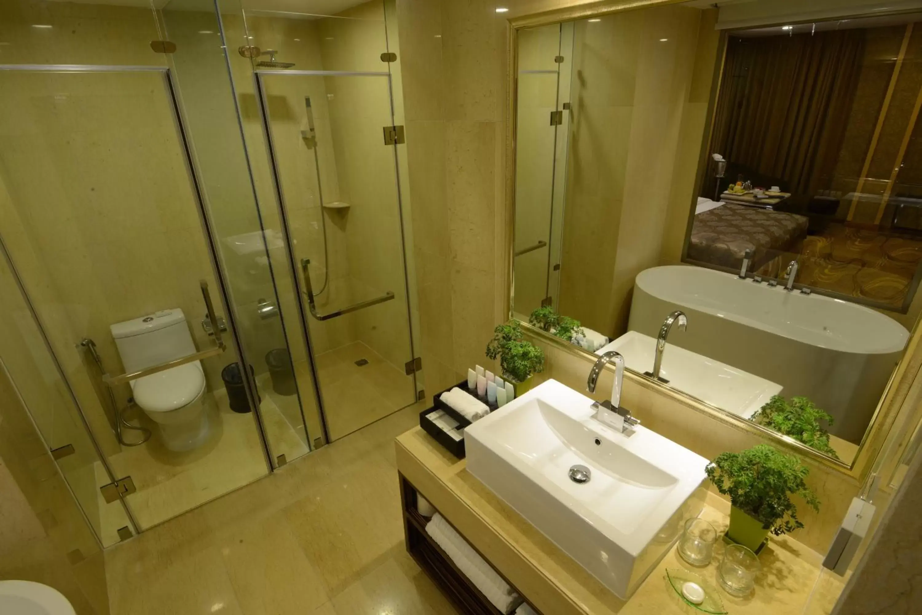 Bathroom in Best Western Chinatown Hotel