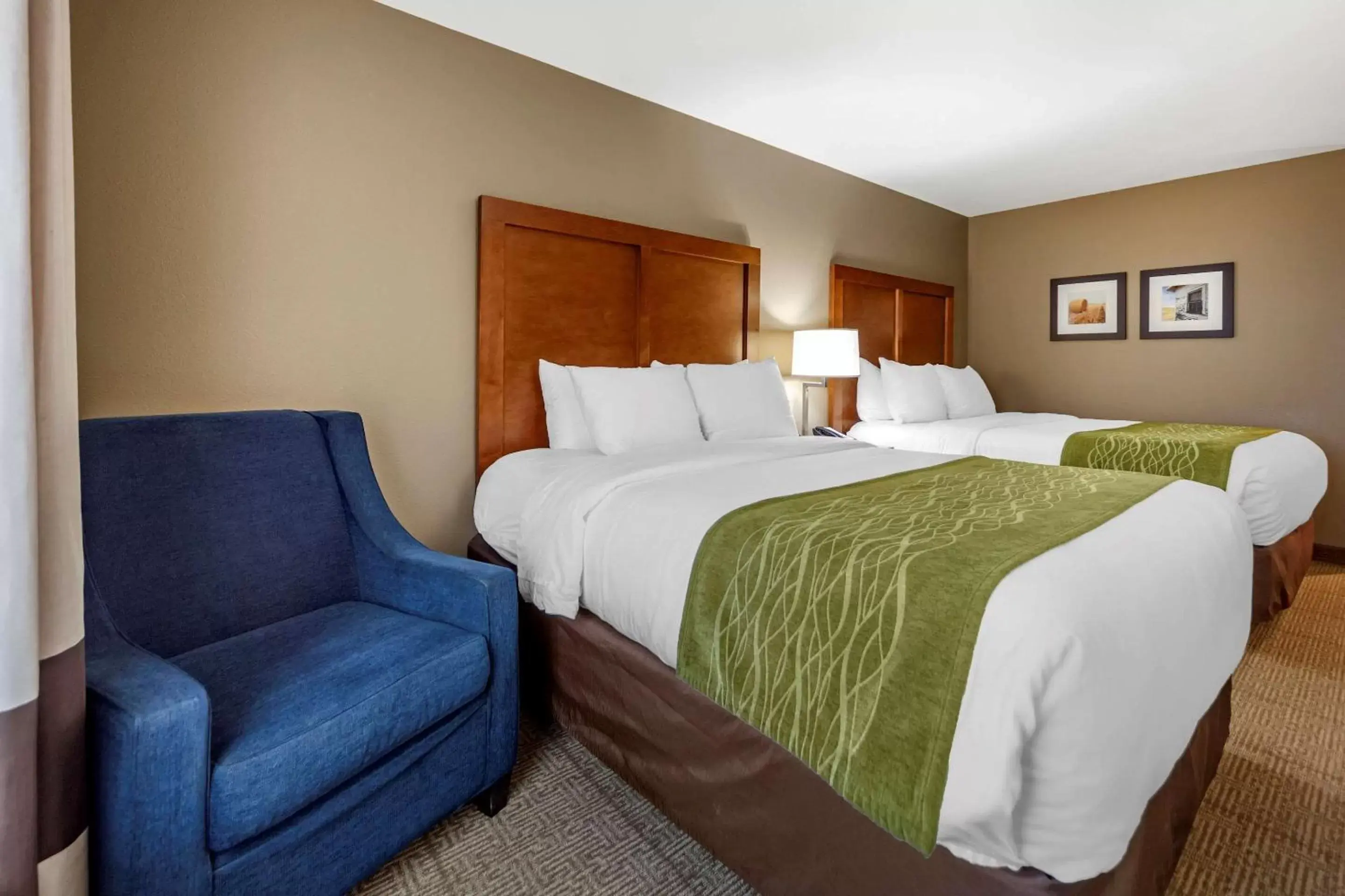 Photo of the whole room, Bed in Comfort Inn & Suites Avera Southwest