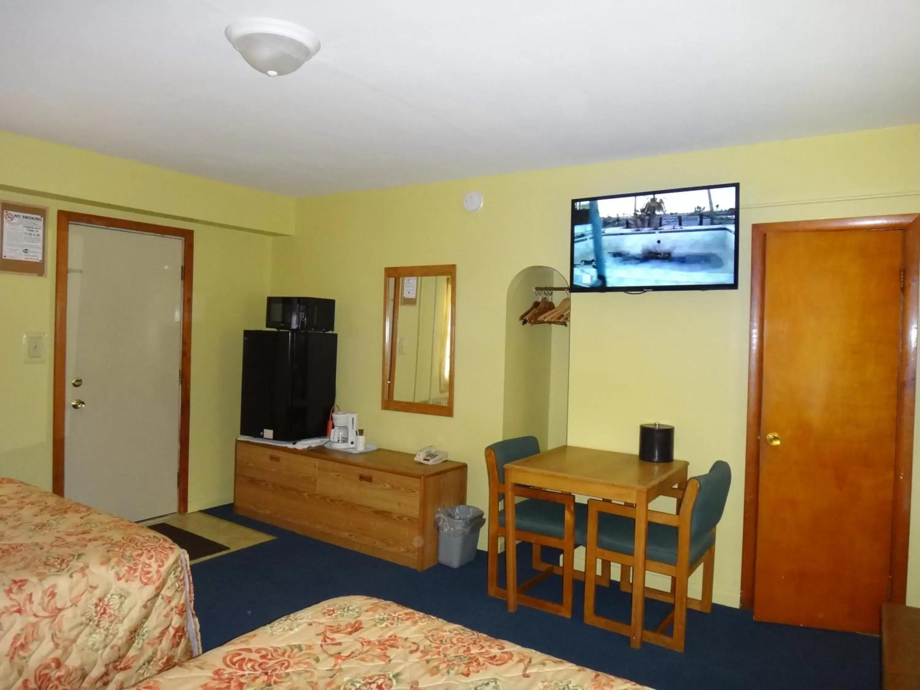 TV/Entertainment Center in Pine Ridge Motel