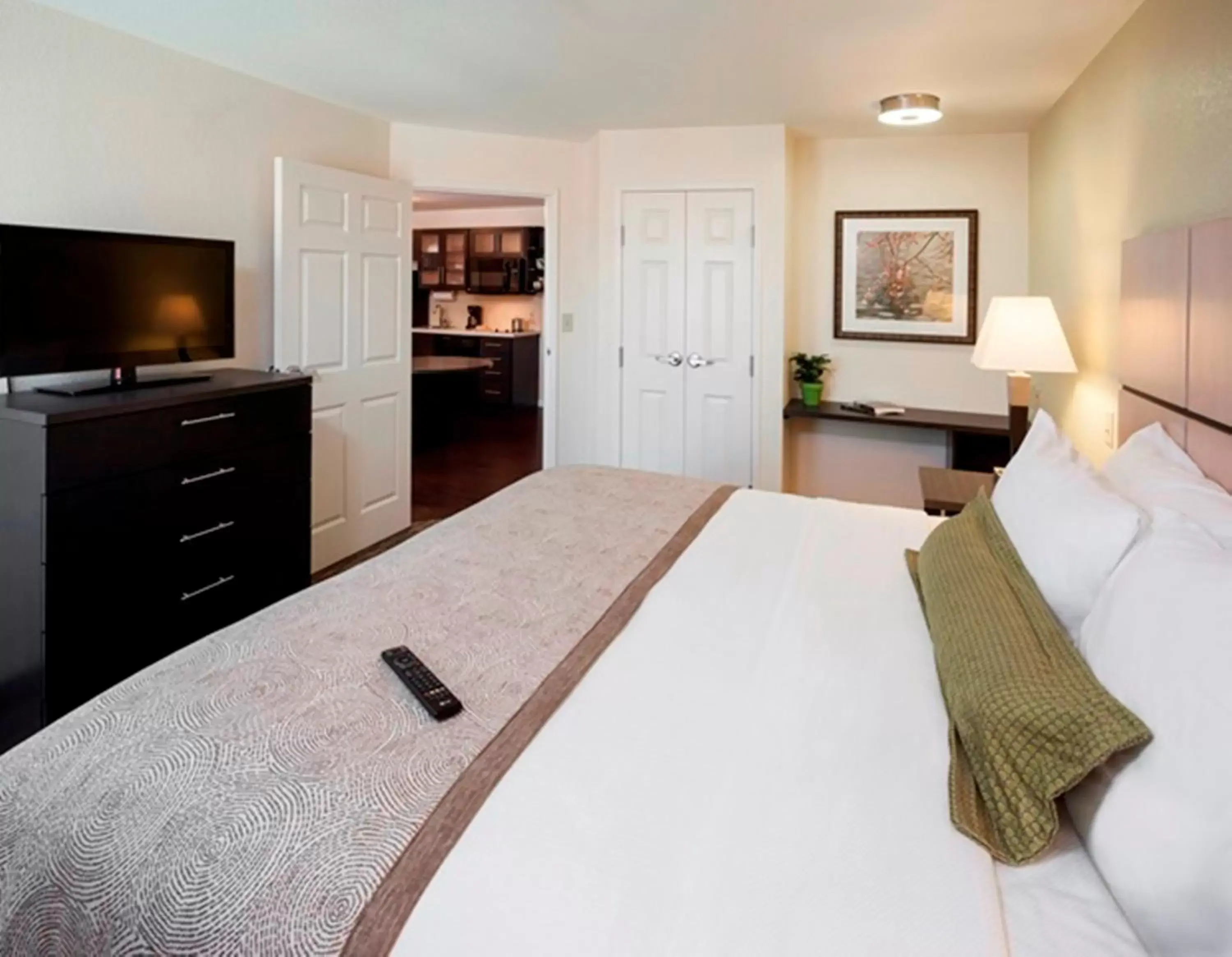 Photo of the whole room, Bed in Candlewood Suites Casper, an IHG Hotel