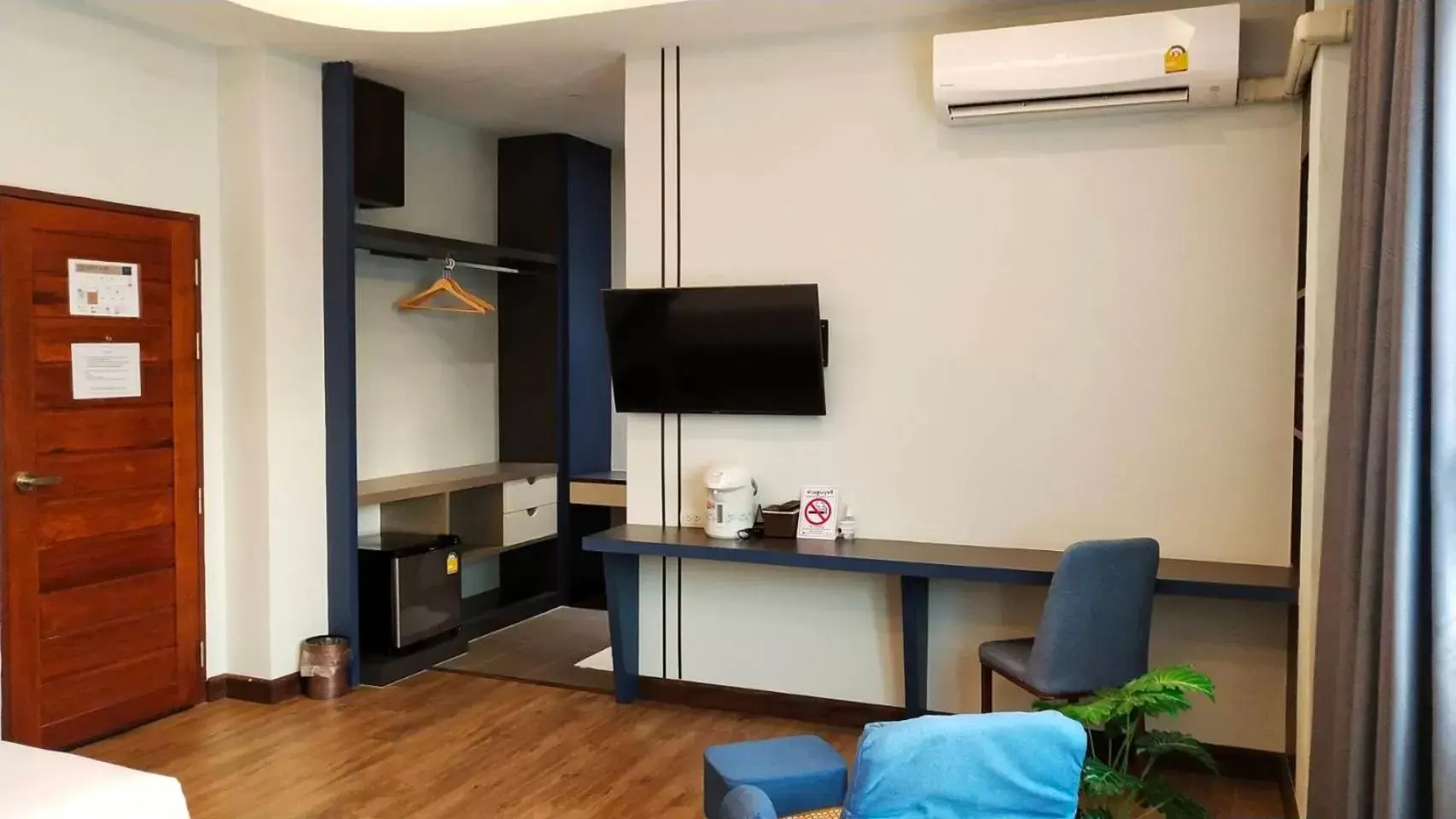 TV and multimedia, Bed in โคโค่ โฮเทล KOCO Hotel TV and multimedia, Bed in โคโค่ โฮเทล KOCO Hotel