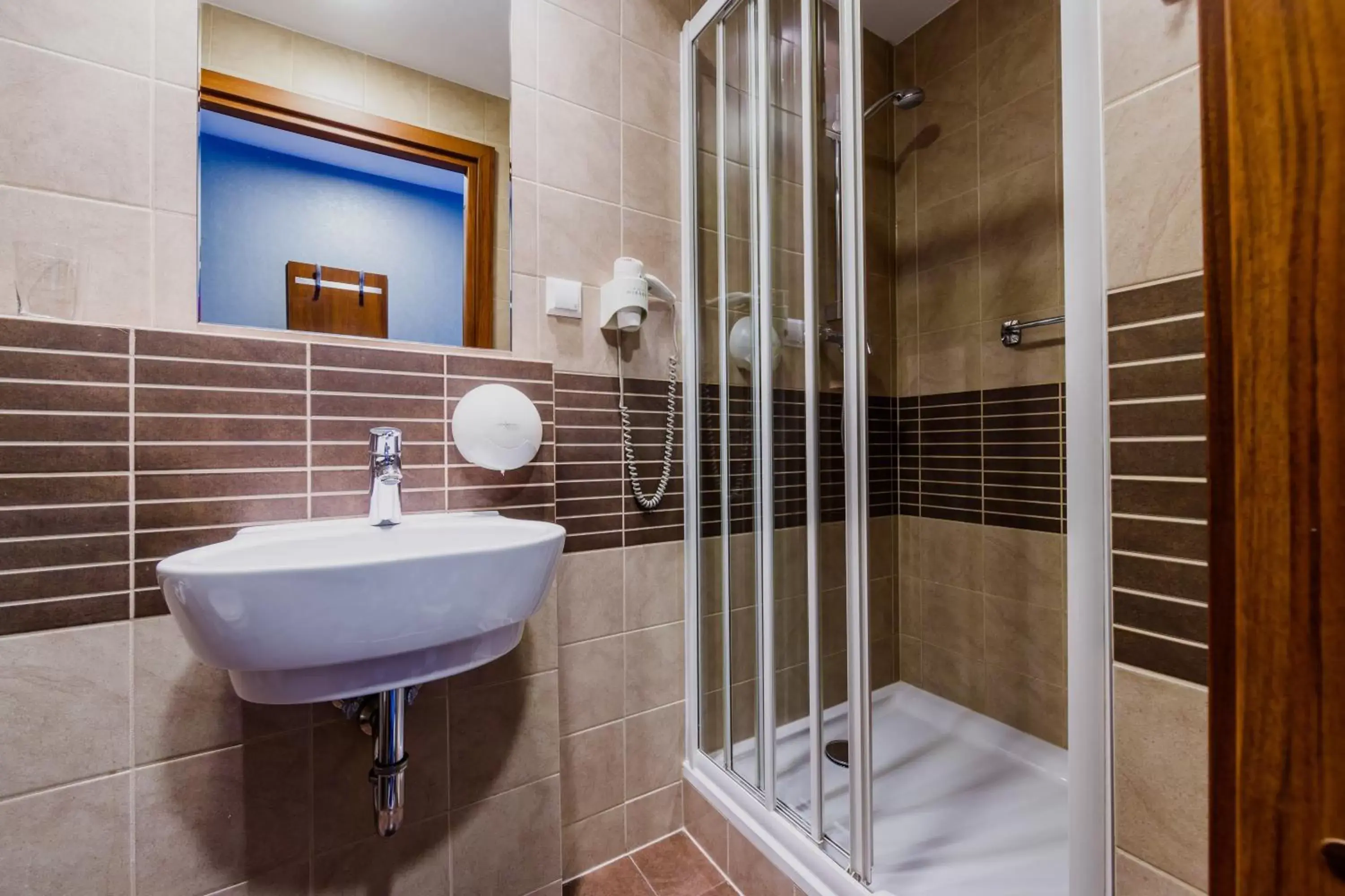 Shower, Bathroom in Hotel Wyspiański