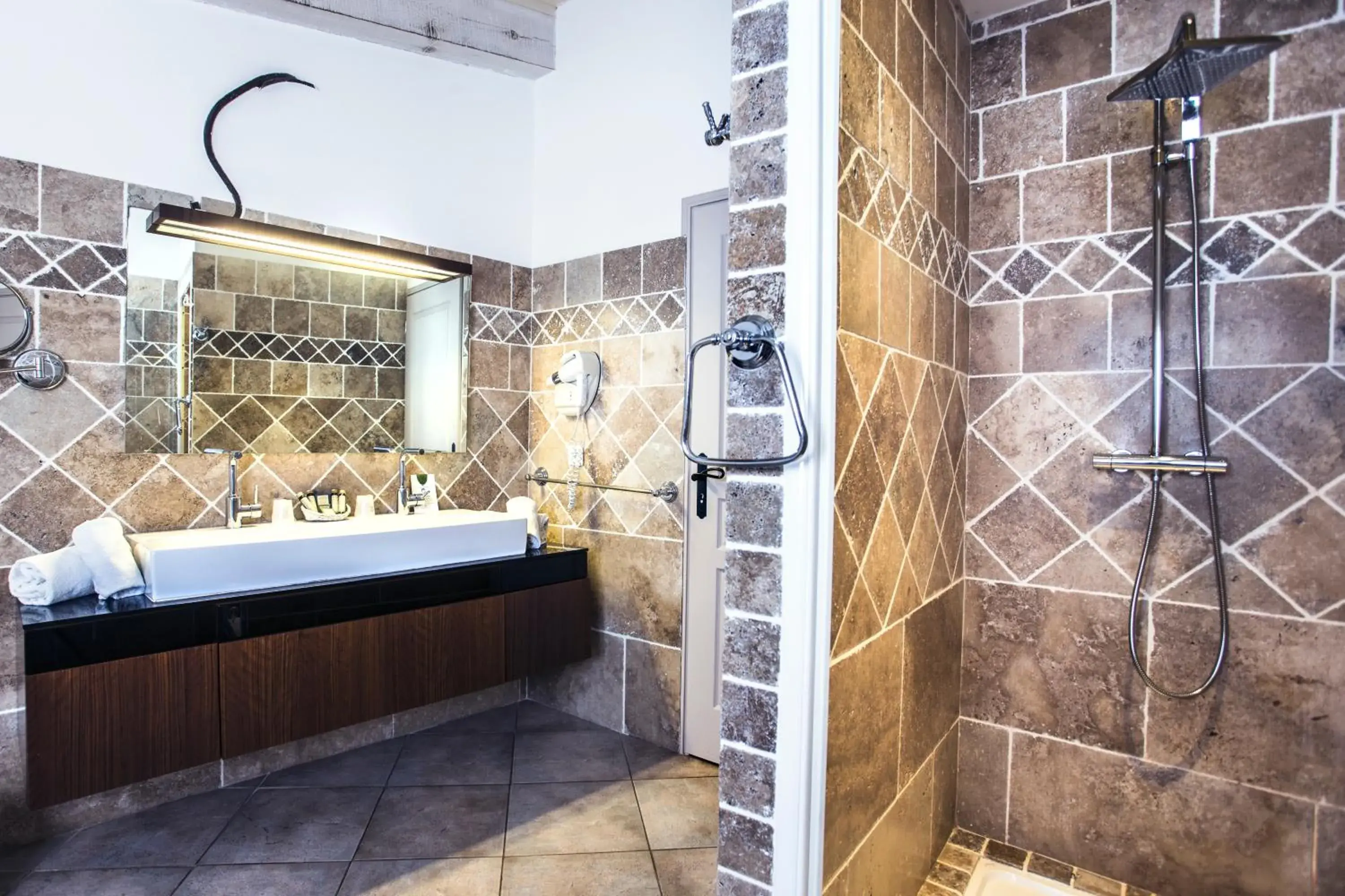 Shower, Bathroom in Le Roc E Fiori Hotel - Les Collectionneurs