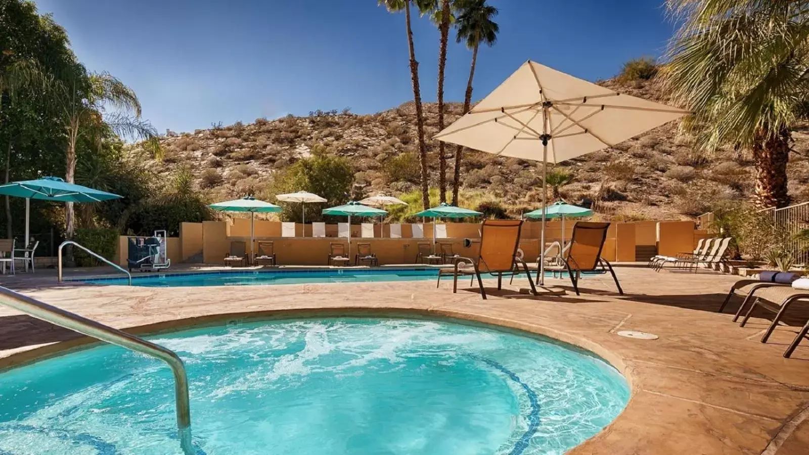Swimming Pool in Best Western Inn at Palm Springs