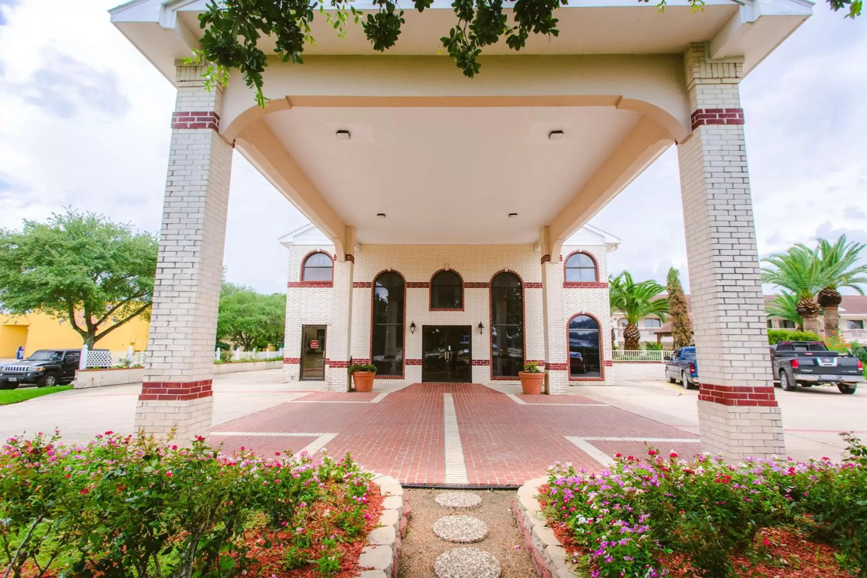 Property building in Best Western Pearland Inn