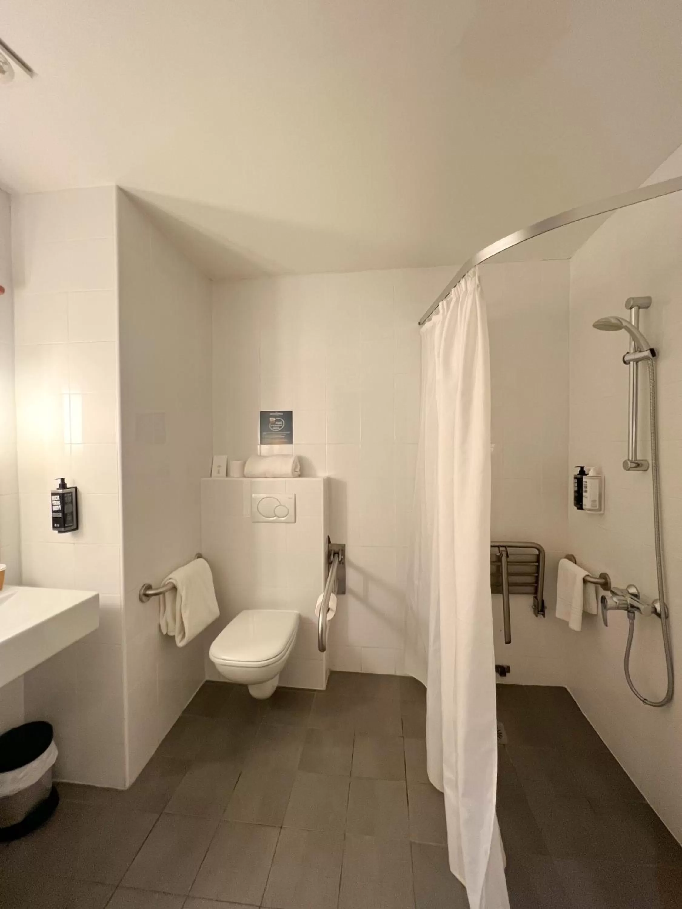 Bathroom in Ibis Ripollet