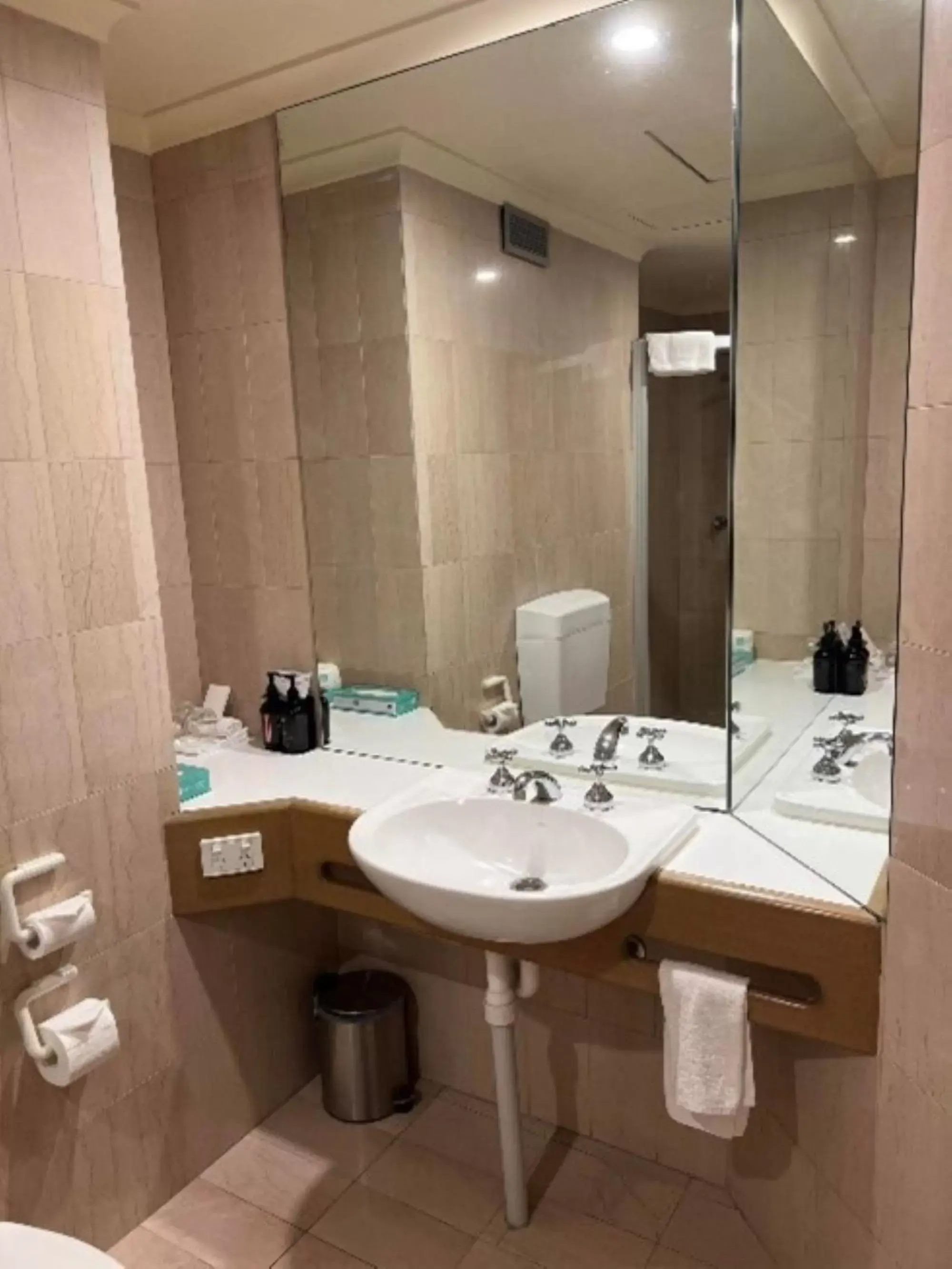 Bathroom in Mantra Pavilion Hotel Wagga