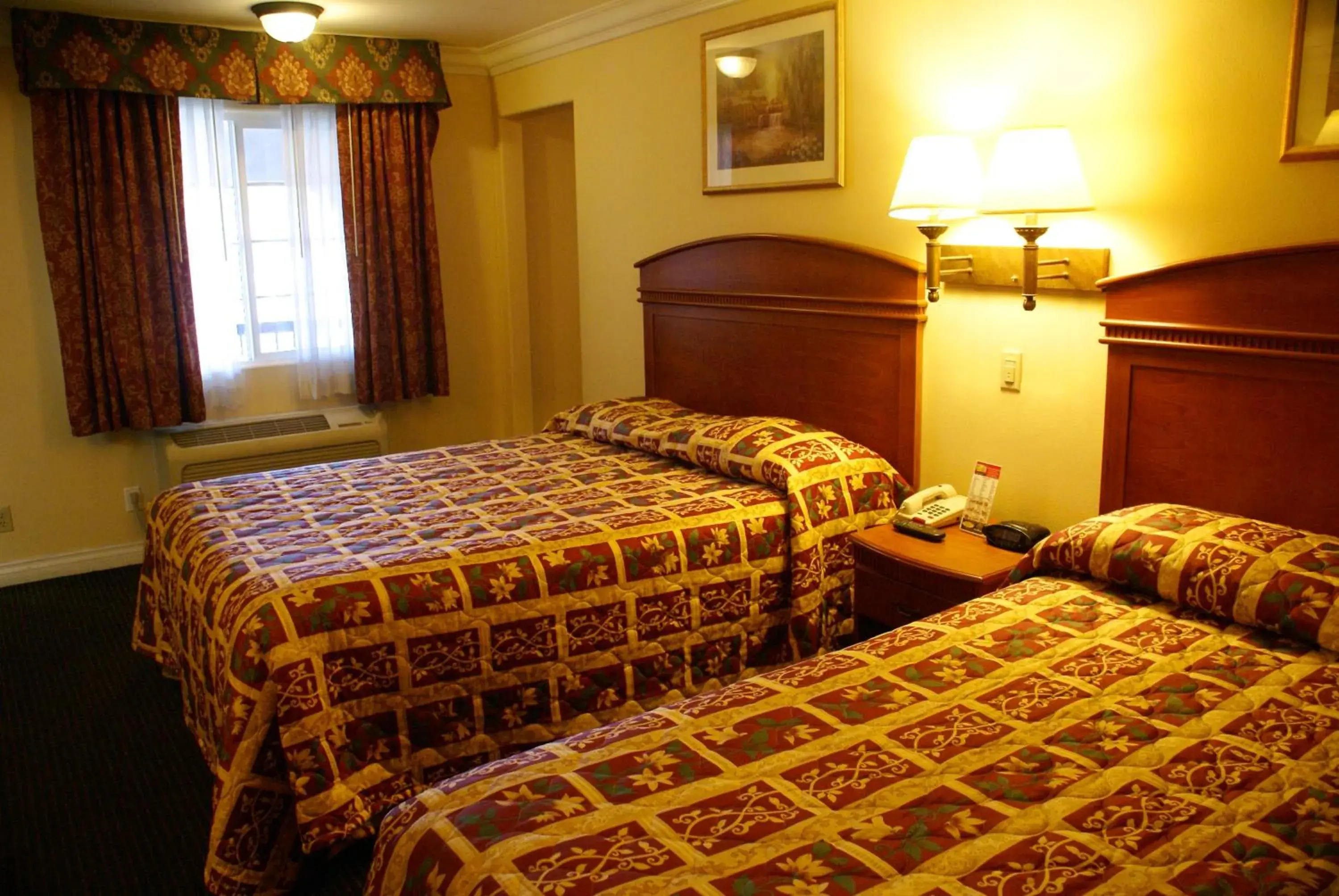 Bedroom, Bed in Colony Inn