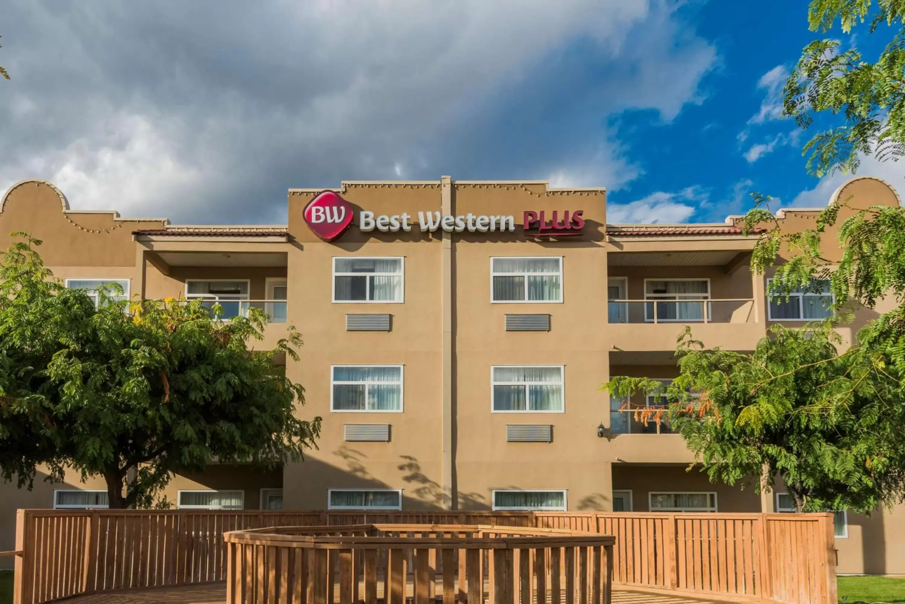 Property Building in Best Western Plus Osoyoos Hotel & Suites