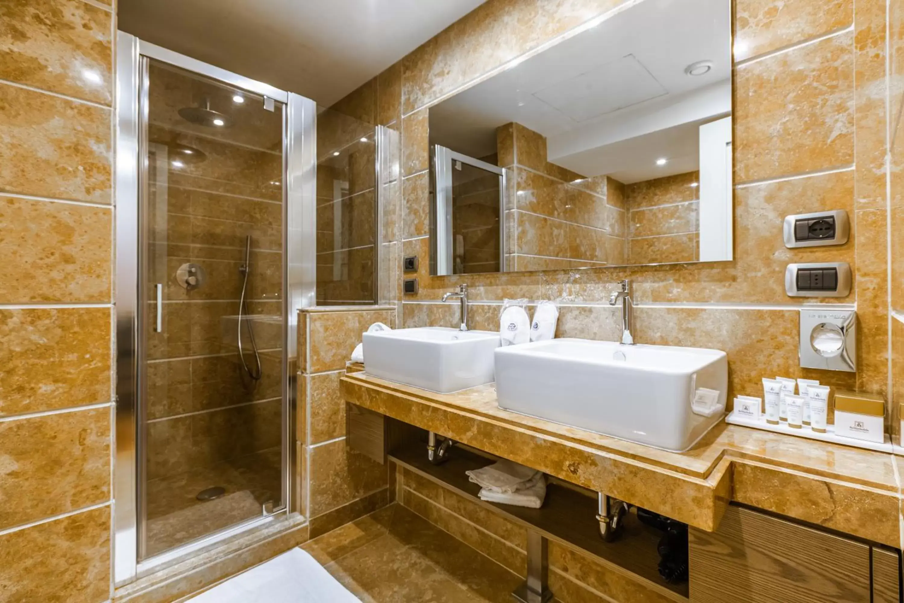Shower, Bathroom in Hotel Delle Nazioni