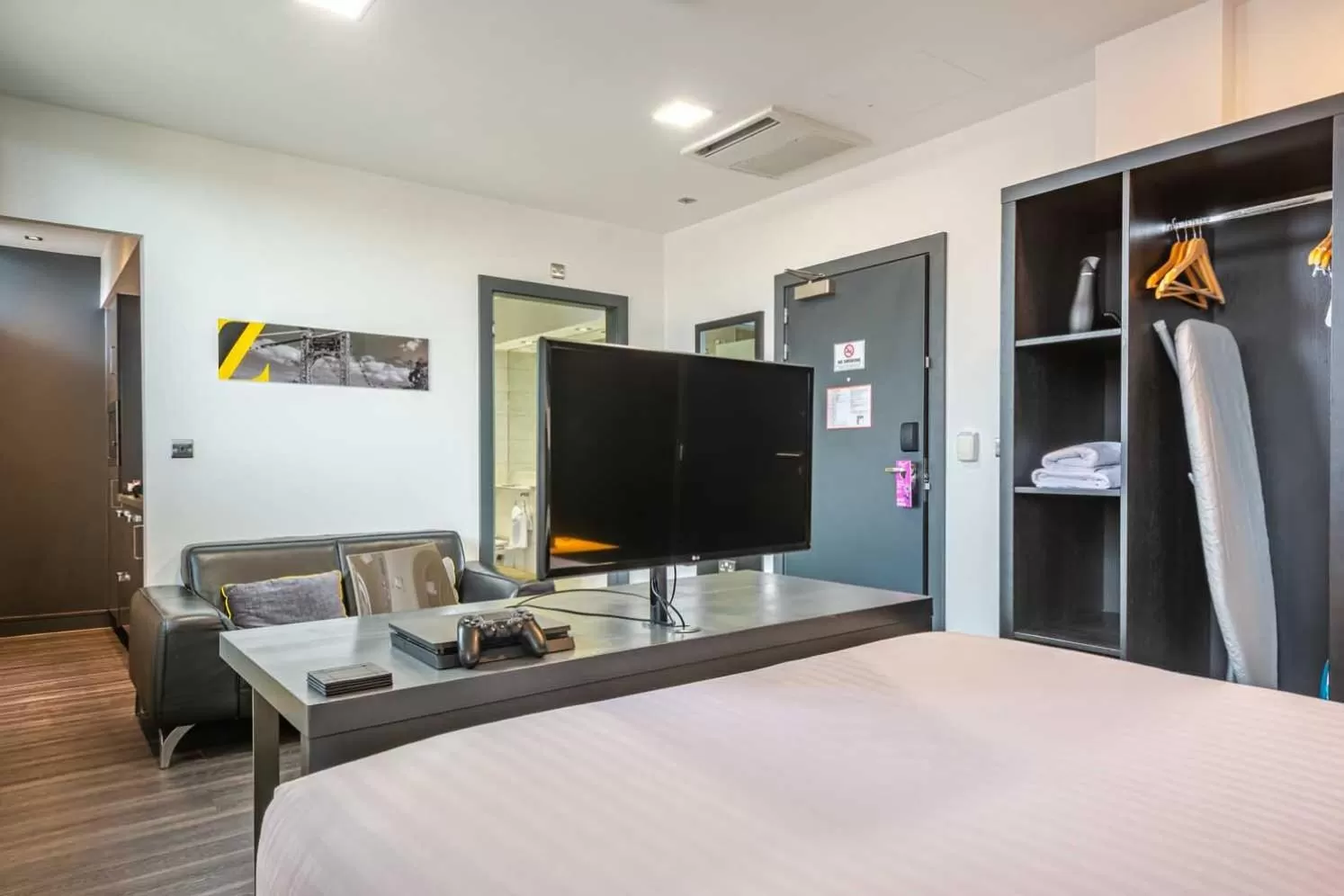 Bedroom, Bed in Roomzzz Chester City