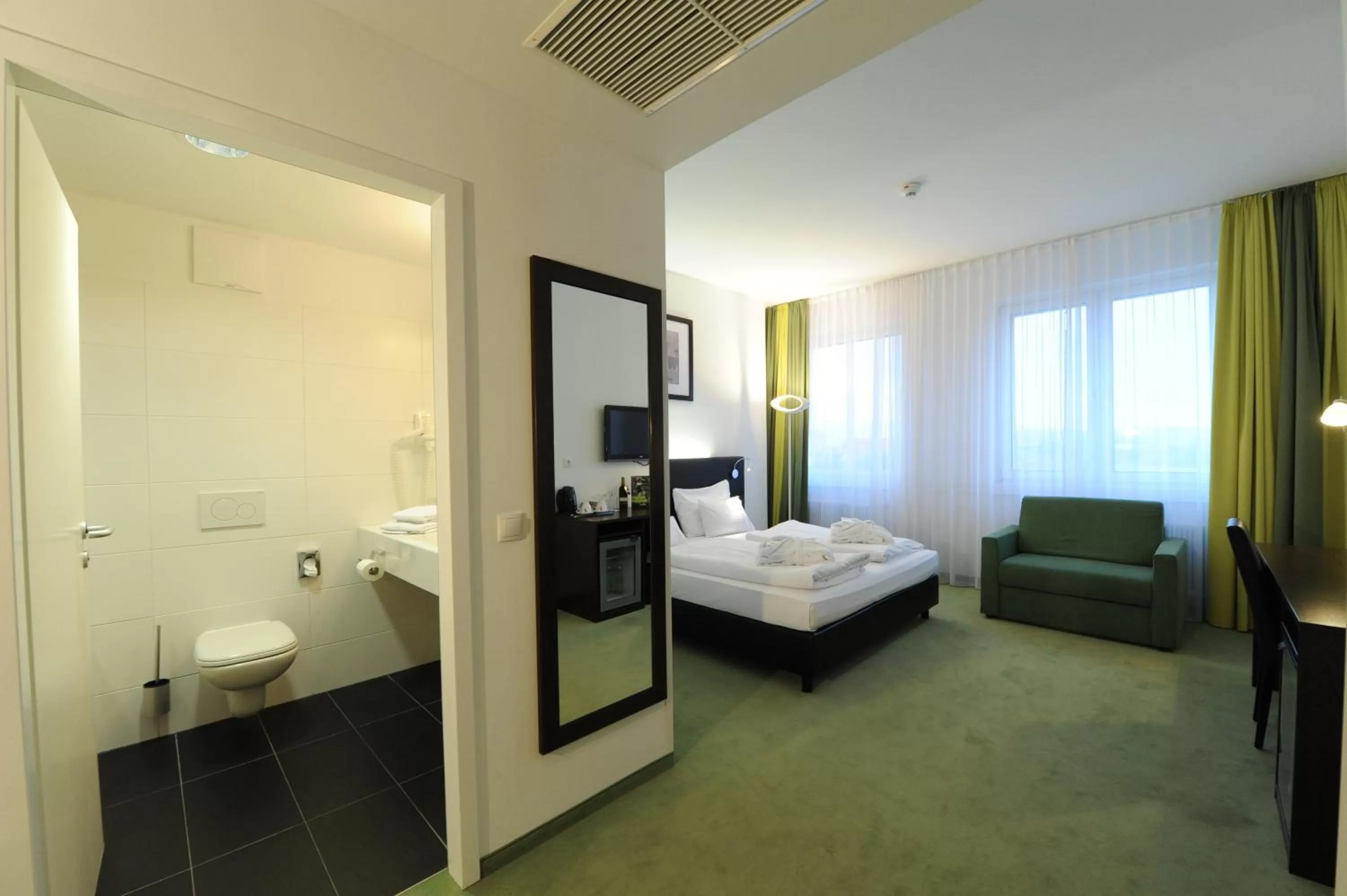 Photo of the whole room, Bed in Rainers Hotel Vienna