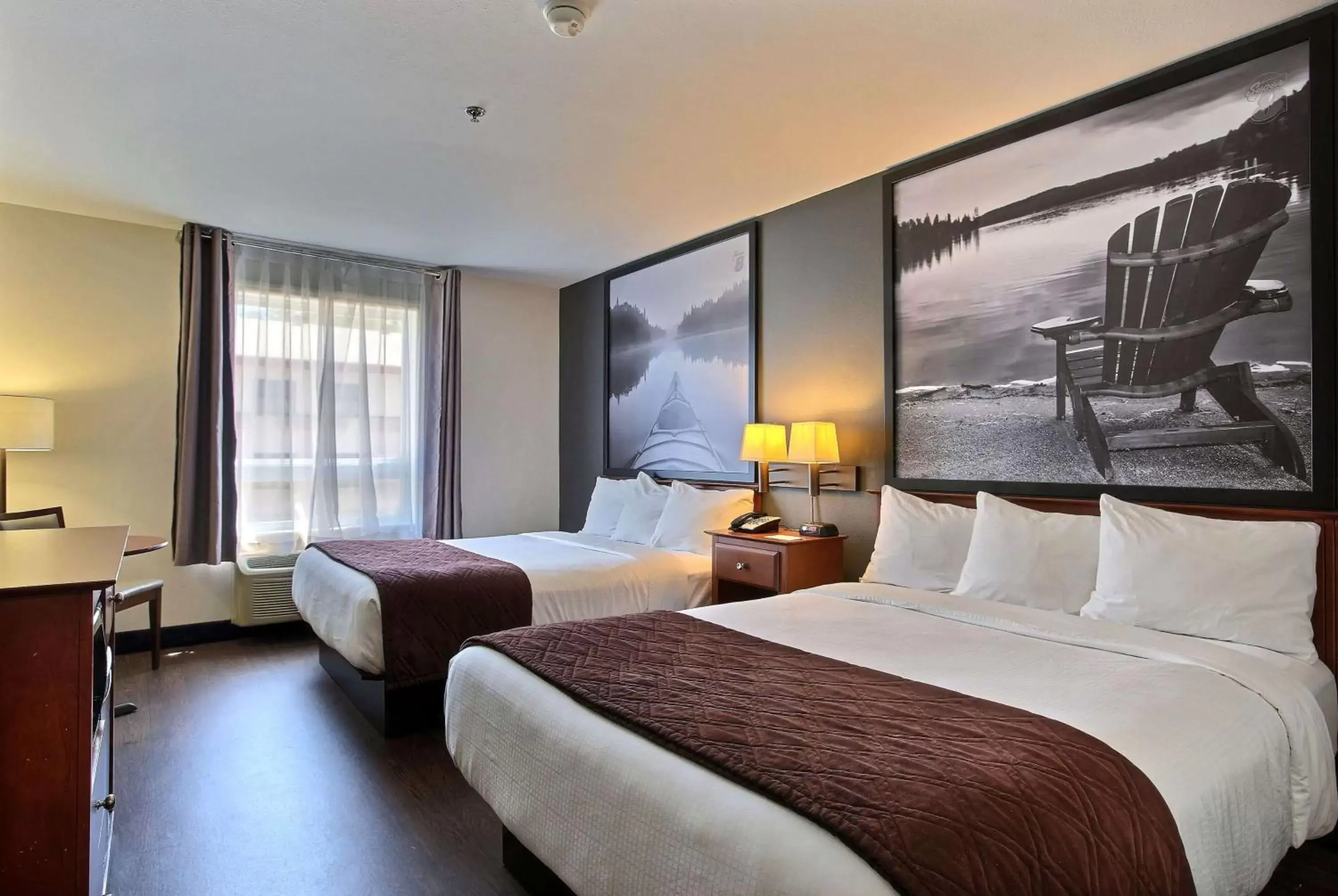 Photo of the whole room, Bed in Super 8 by Wyndham Trois-Rivieres